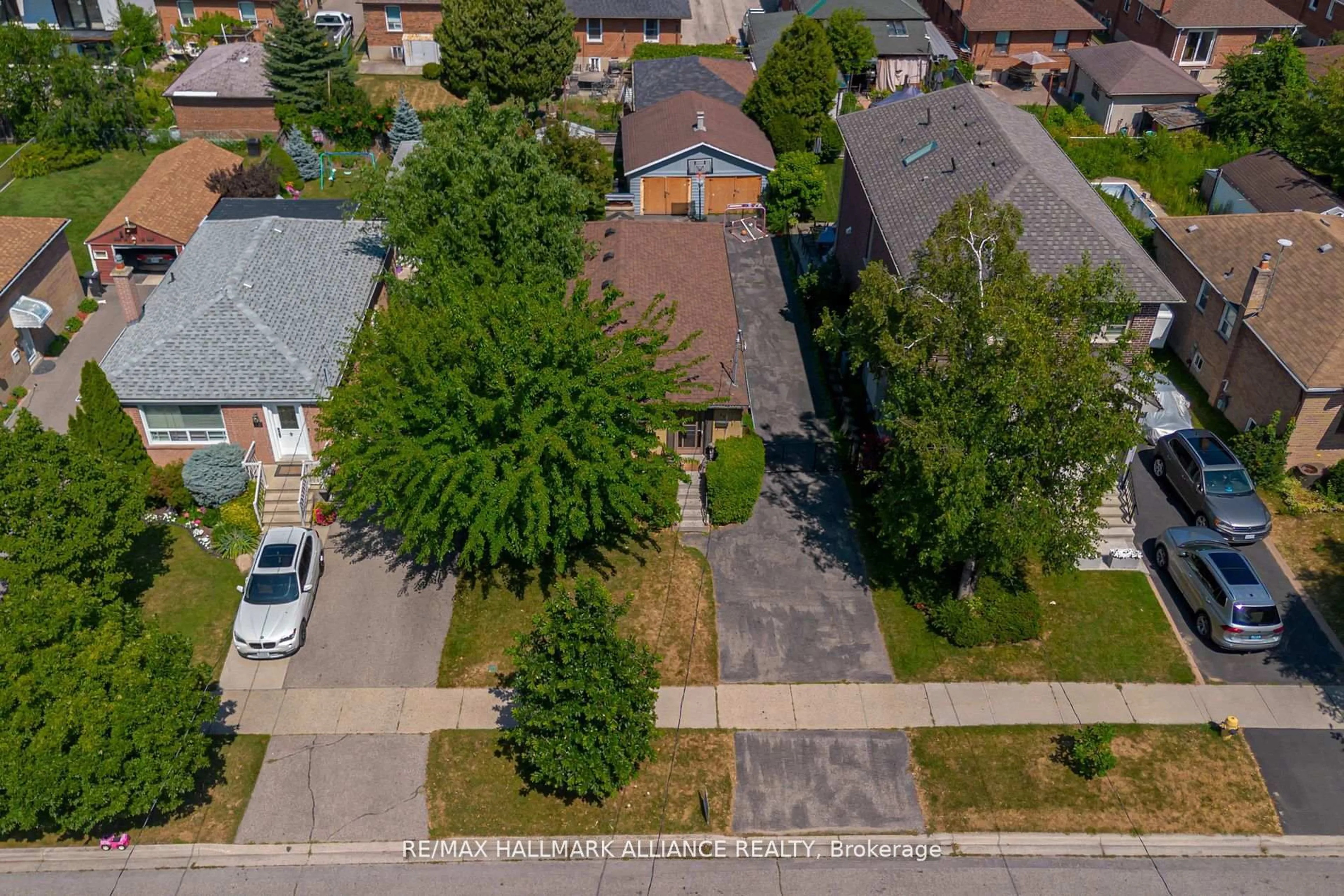 A pic from outside/outdoor area/front of a property/back of a property/a pic from drone, street for 43 Trueman Ave, Toronto Ontario M8Z 5A3