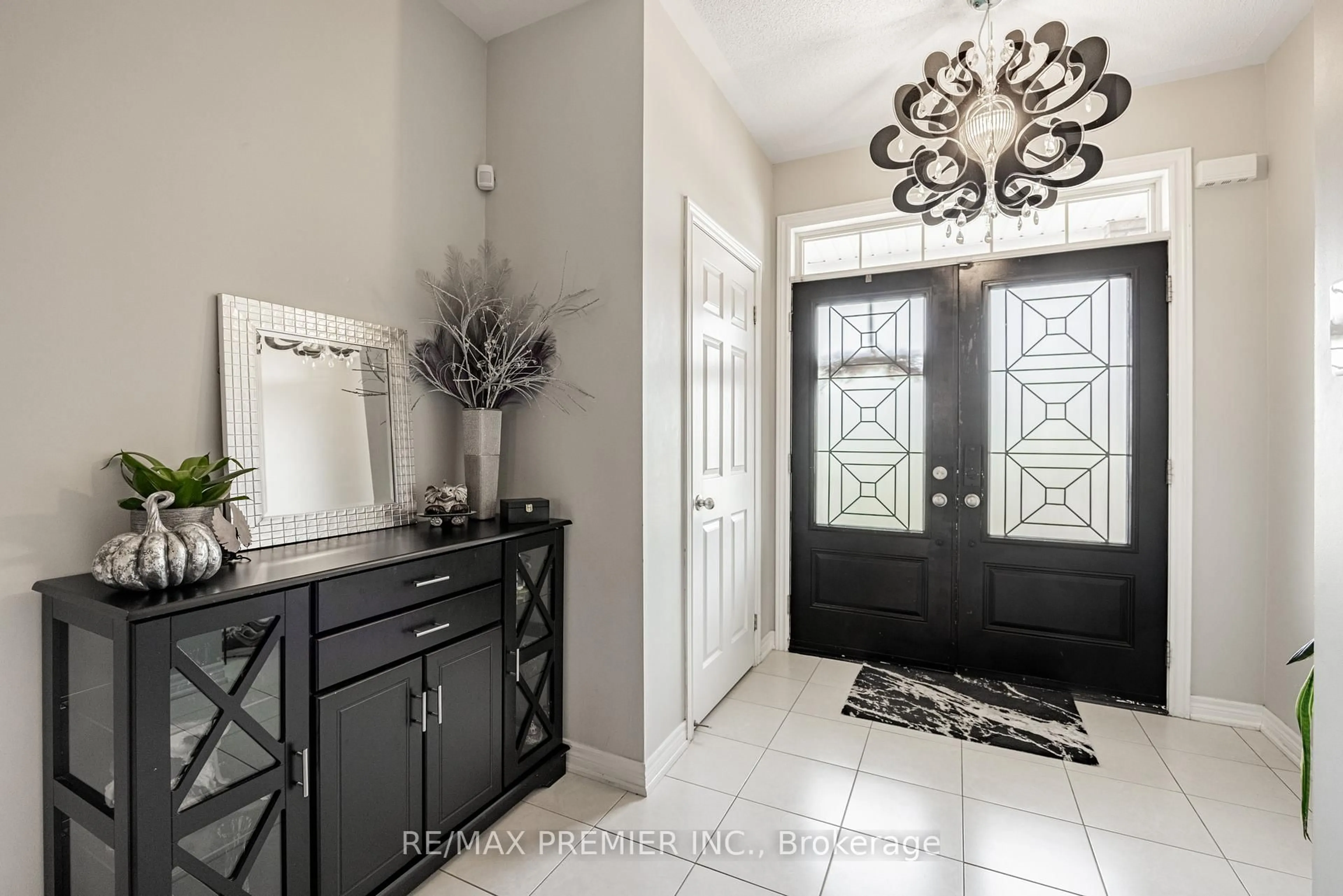 Indoor entryway for 935 Transom Cres, Milton Ontario L9T 8K4