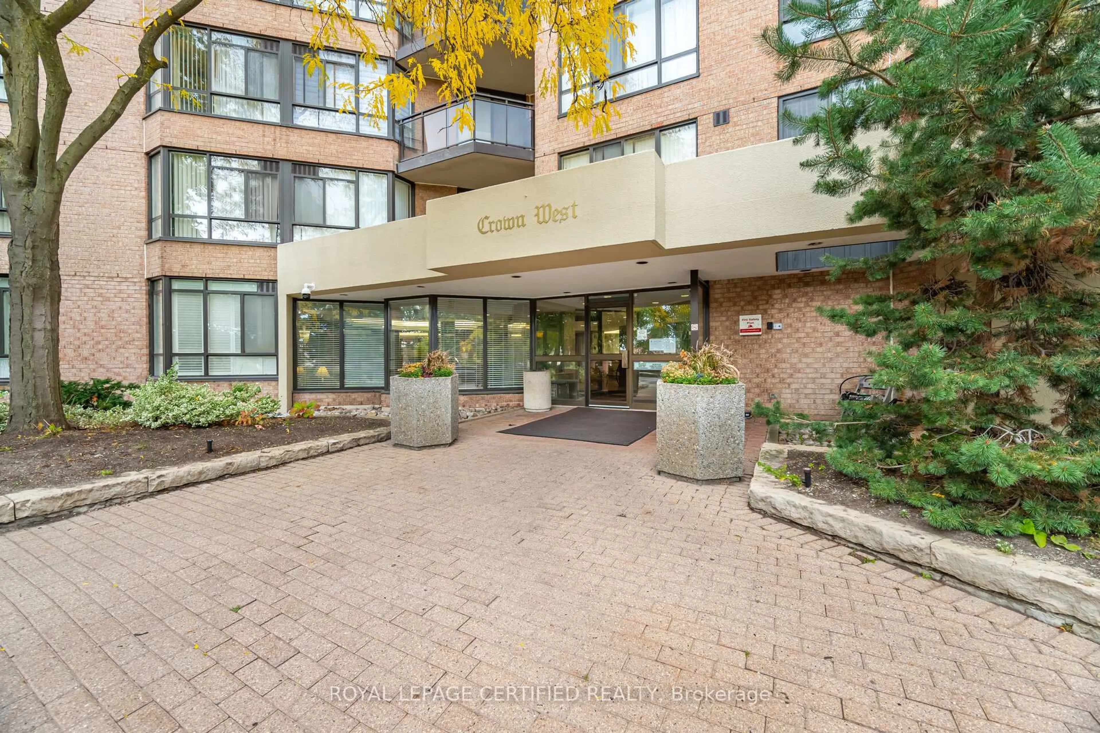 Indoor foyer for 20 Cherrytree Dr #603, Brampton Ontario L6Y 3V1