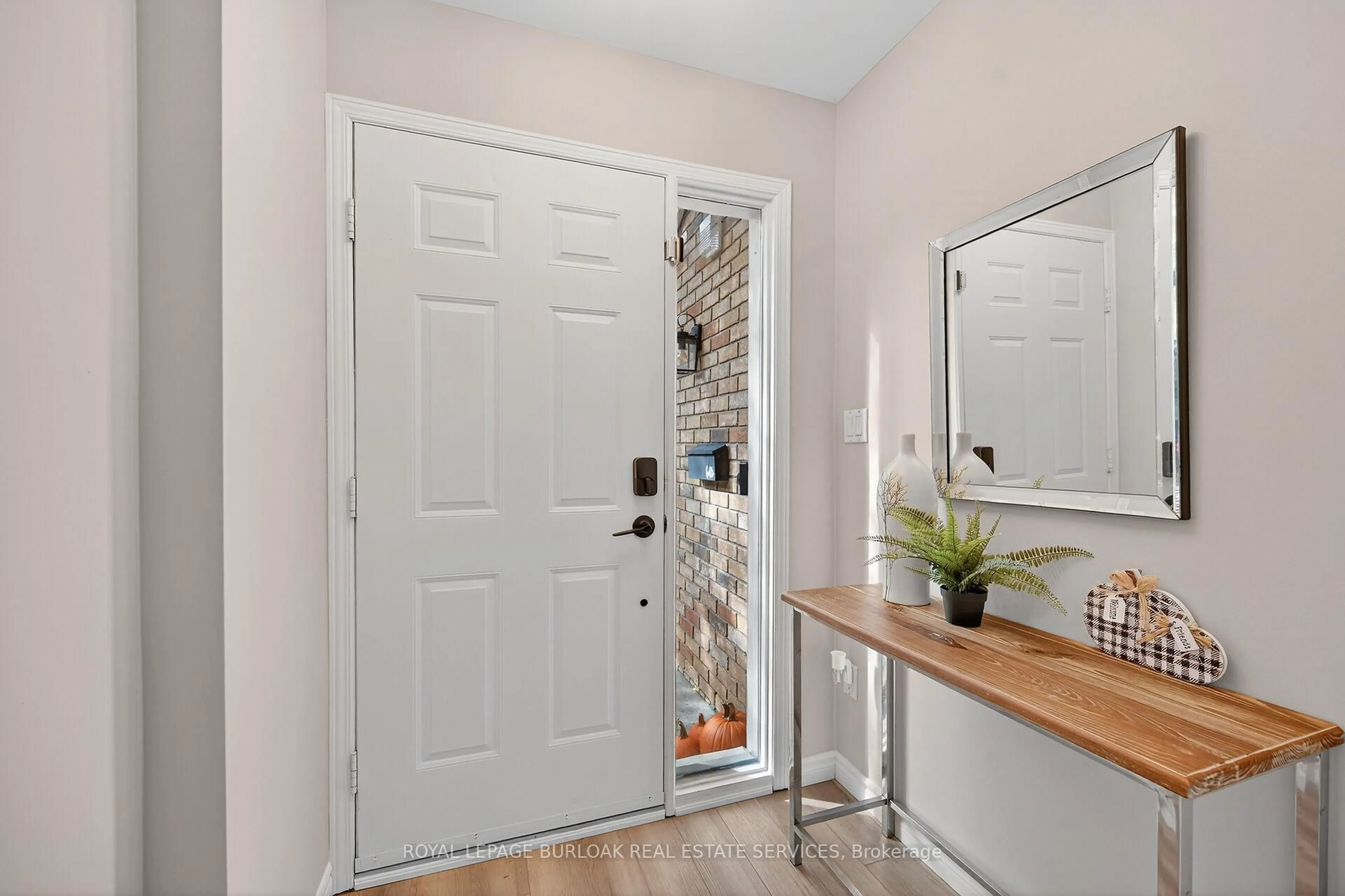 Indoor entryway for 2015 Cleaver Ave #28, Burlington Ontario L7M 4J7