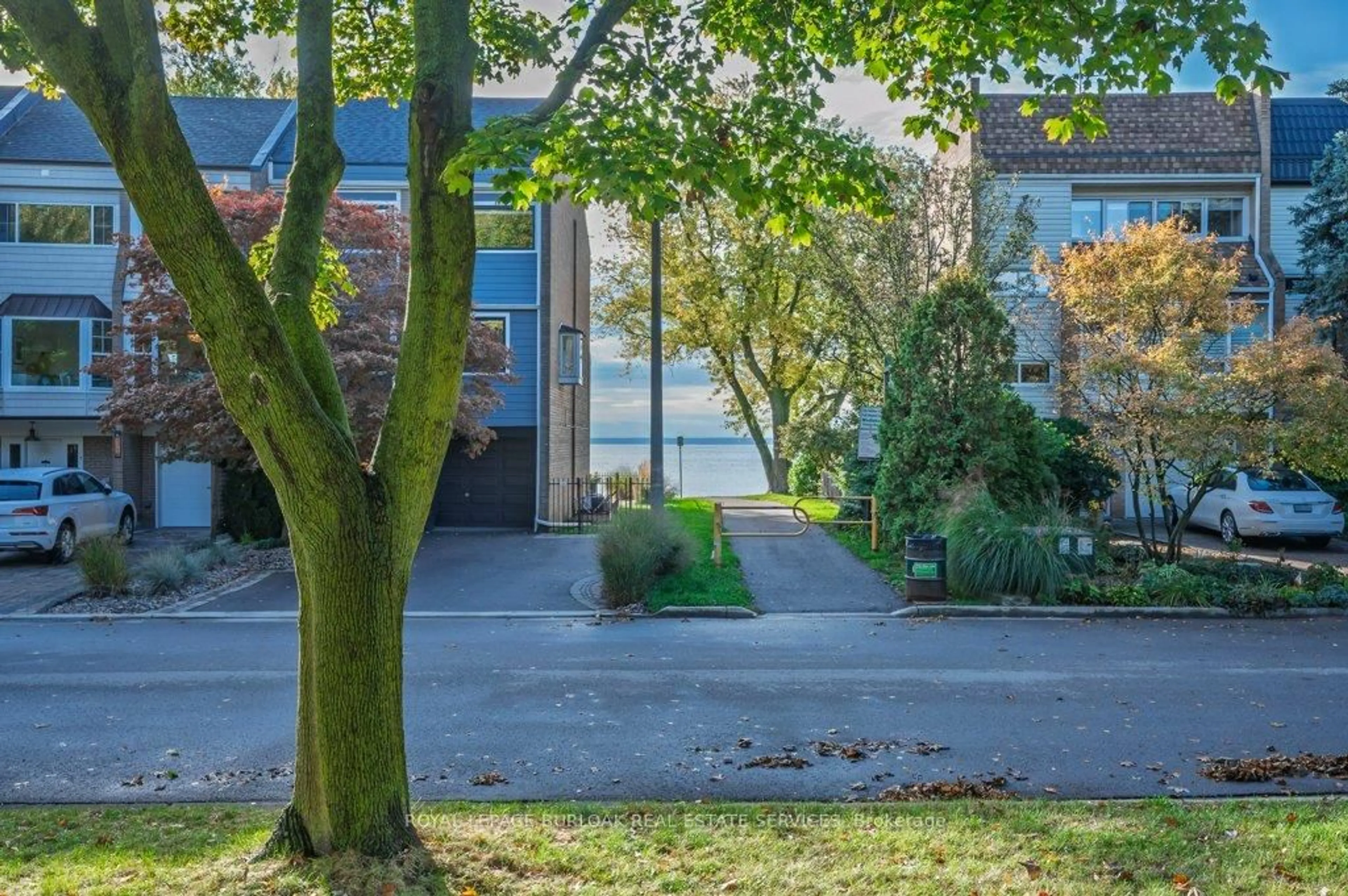 A pic from outside/outdoor area/front of a property/back of a property/a pic from drone, street for 2063 Waters Edge Dr, Oakville Ontario L6L 1A3