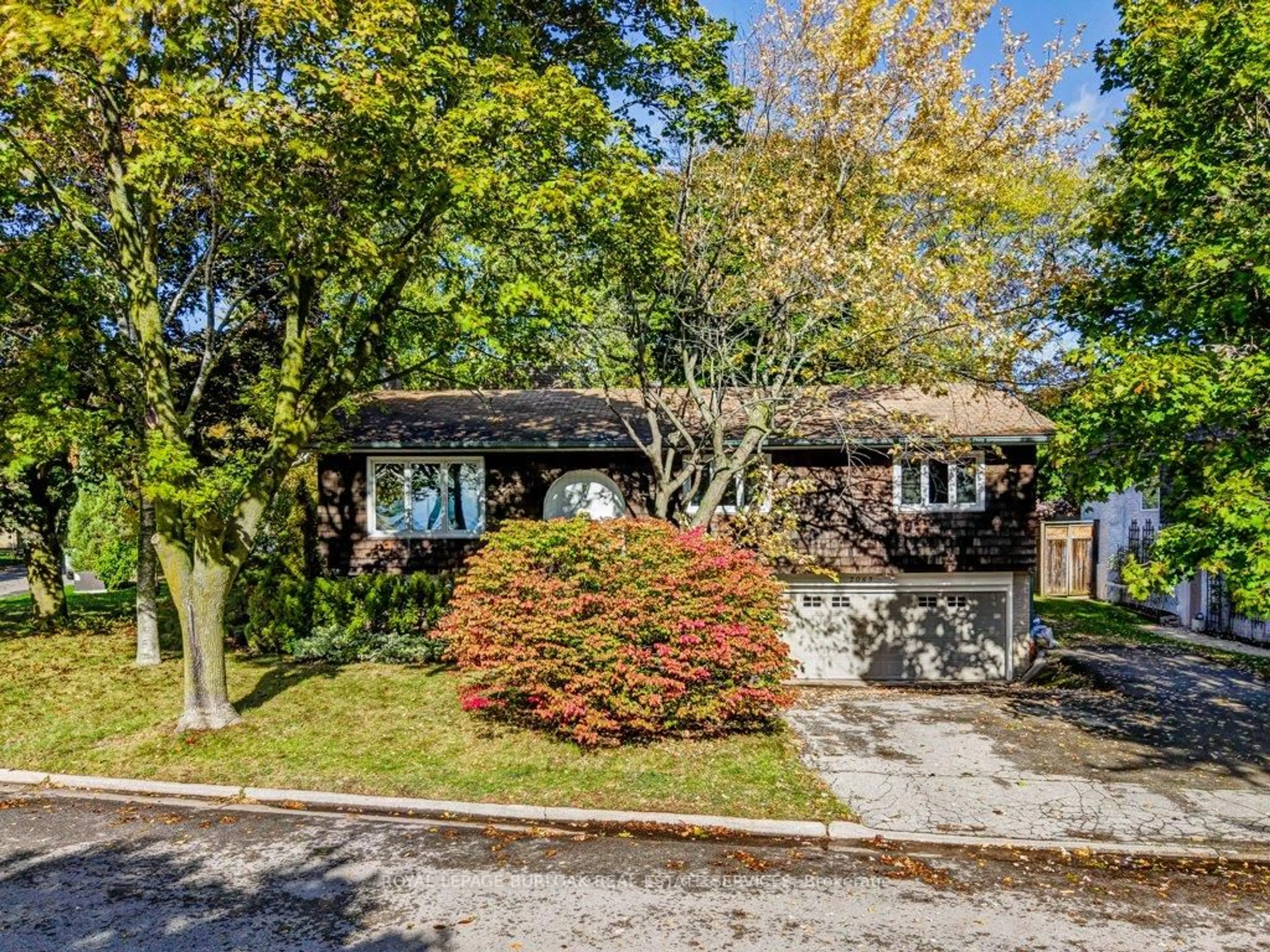 Home with brick exterior material, street for 2063 Waters Edge Dr, Oakville Ontario L6L 1A3
