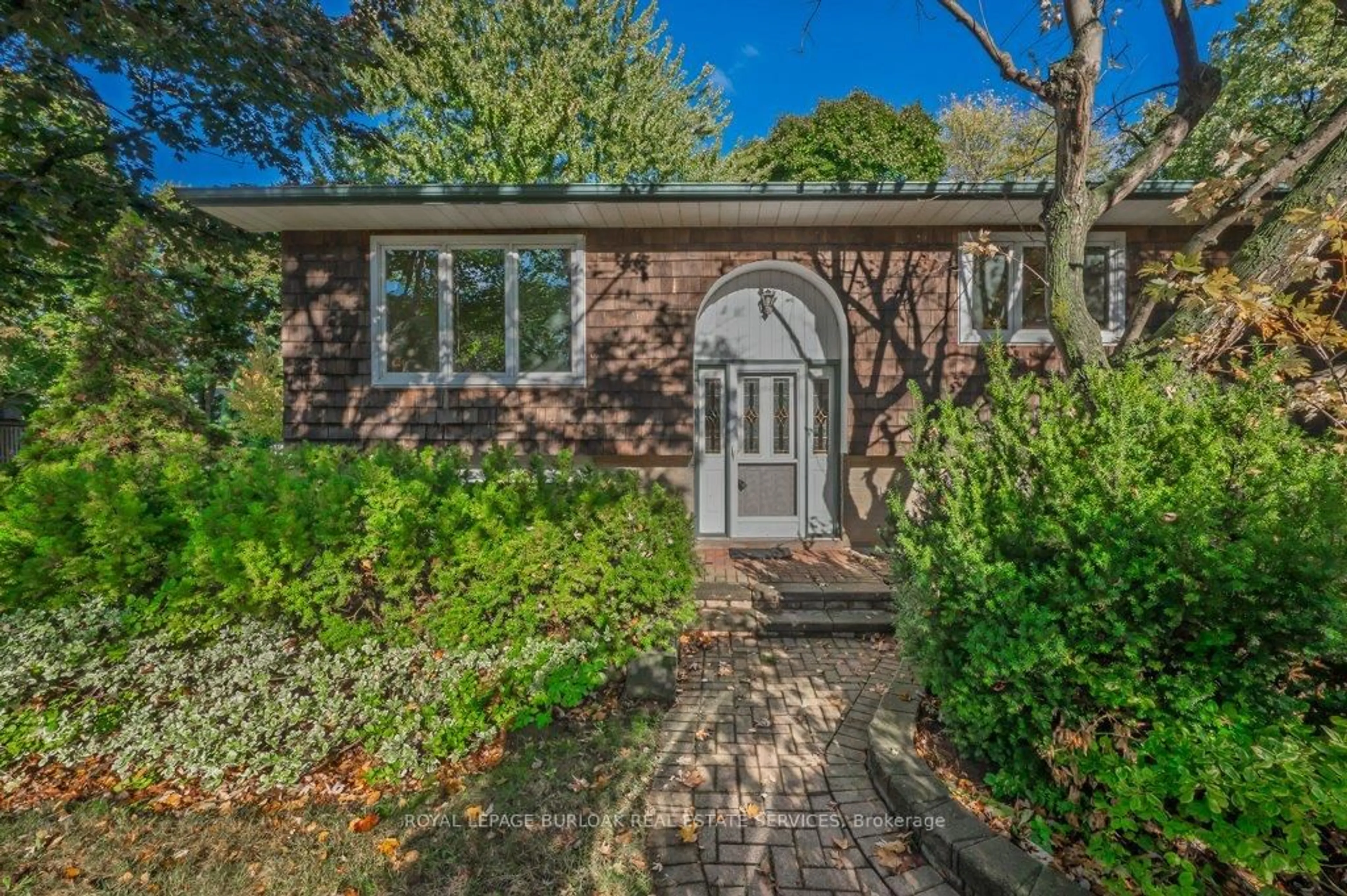Home with brick exterior material, street for 2063 Waters Edge Dr, Oakville Ontario L6L 1A3