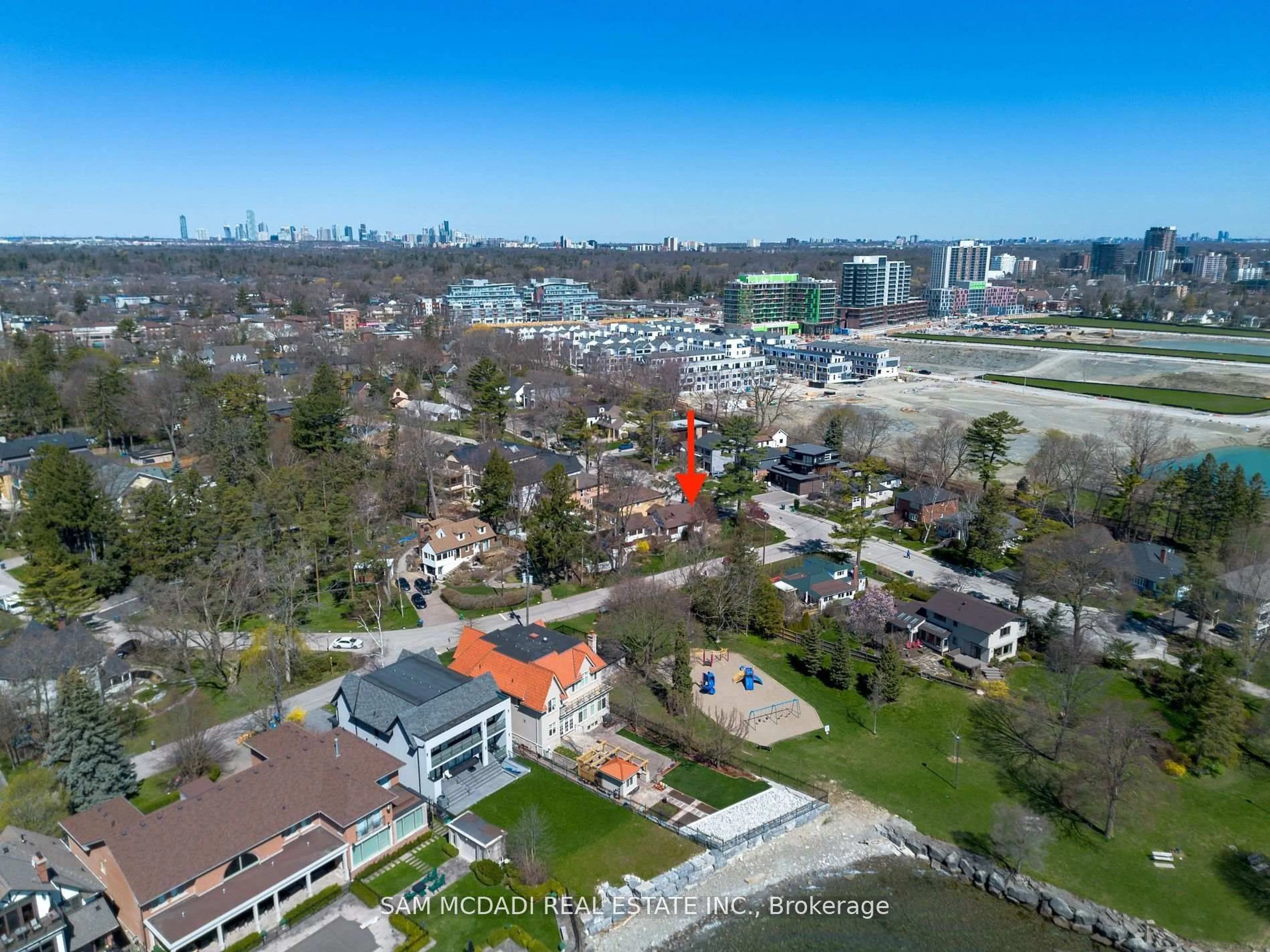 A pic from outside/outdoor area/front of a property/back of a property/a pic from drone, water/lake/river/ocean view for 62 Maple Ave, Mississauga Ontario L5H 2R6