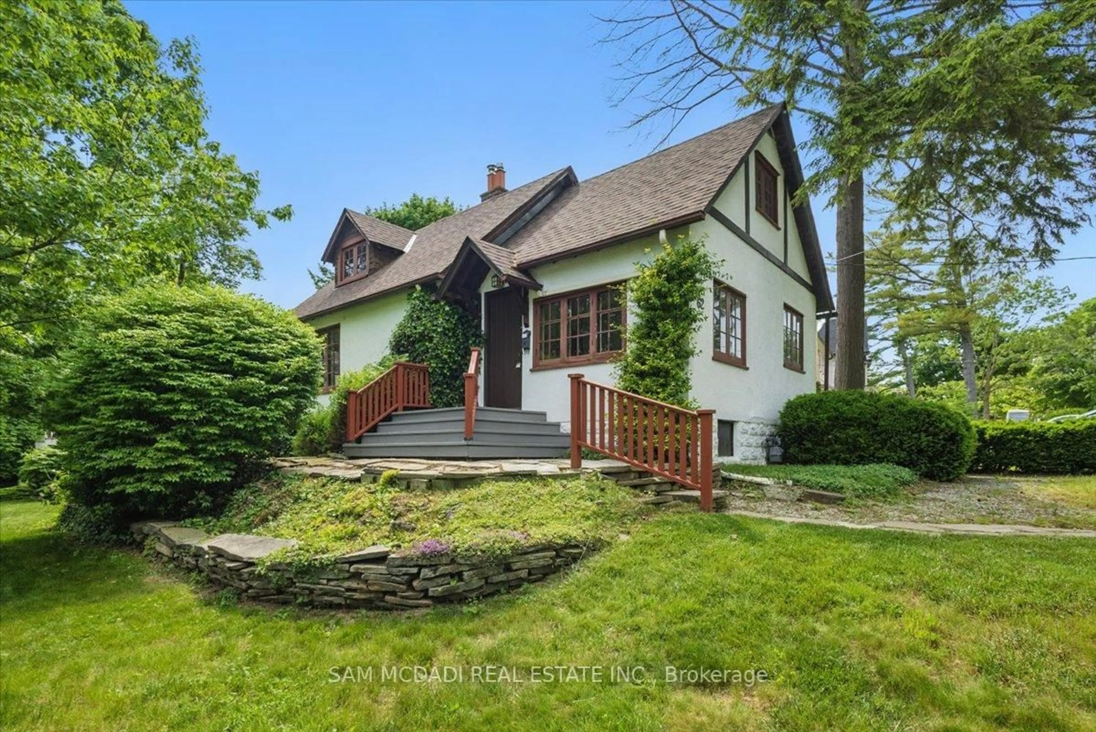 A pic from outside/outdoor area/front of a property/back of a property/a pic from drone, street for 62 Maple Ave, Mississauga Ontario L5H 2R6