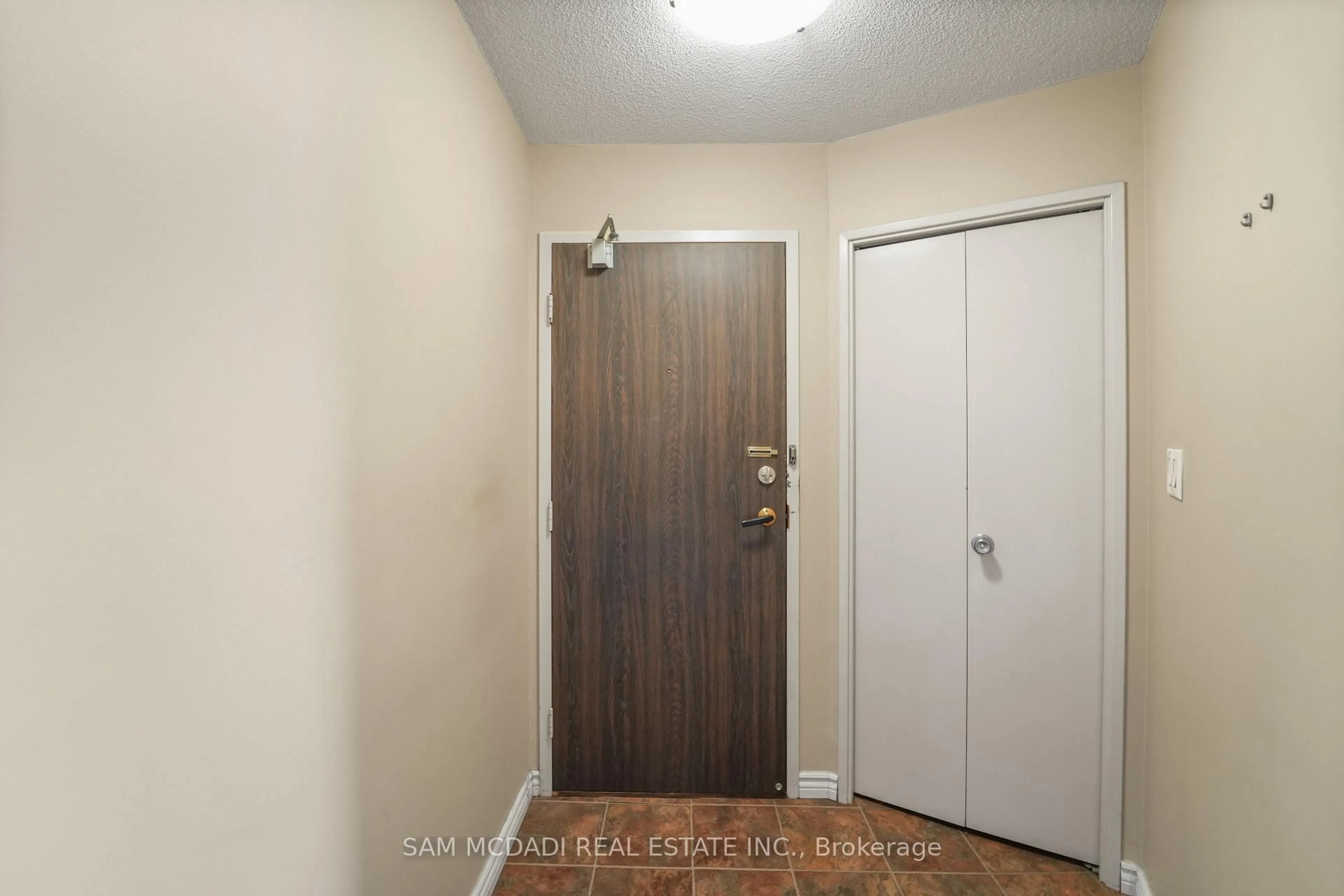 Unknown for 2665 Windwood Dr #1102, Mississauga Ontario L5N 2P2