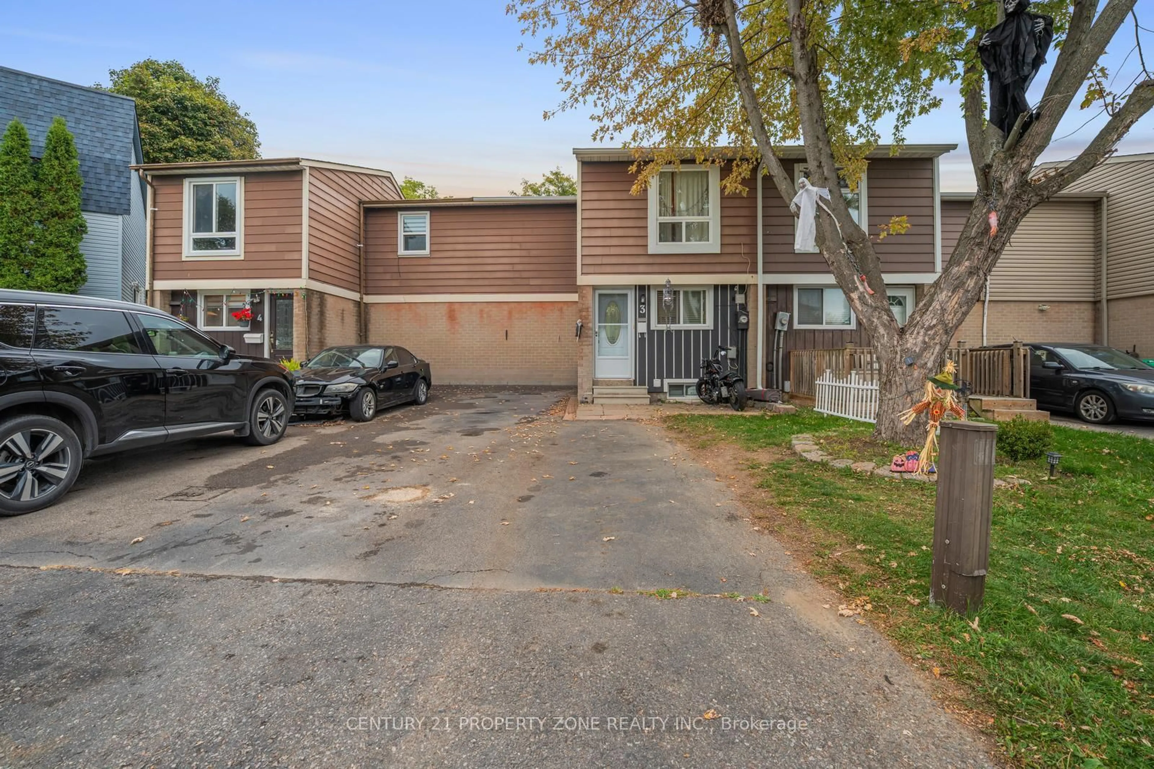 A pic from outside/outdoor area/front of a property/back of a property/a pic from drone, street for 3 Jasmine Sq, Brampton Ontario L6S 2N1