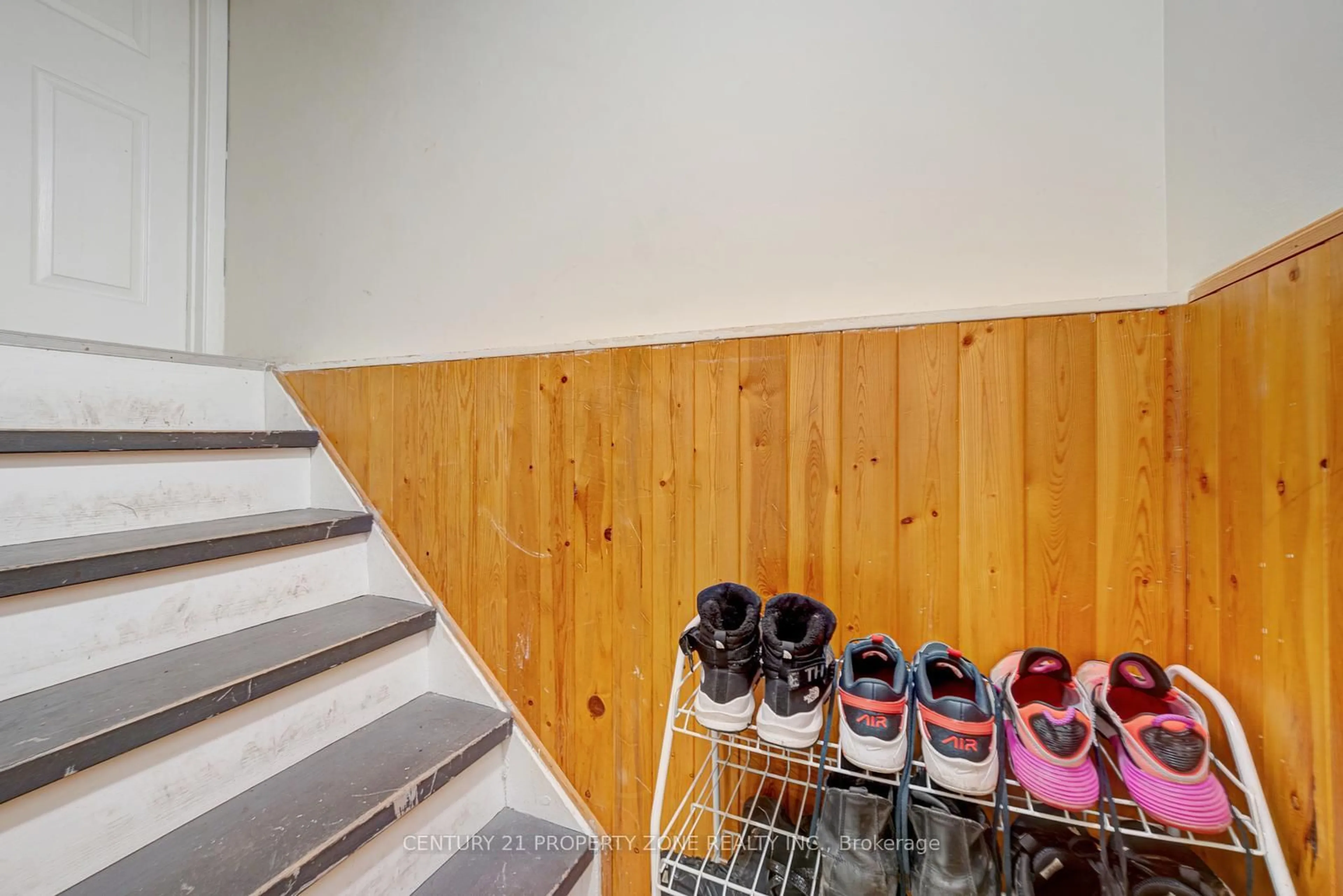 Stairs for 3 Jasmine Sq, Brampton Ontario L6S 2N1