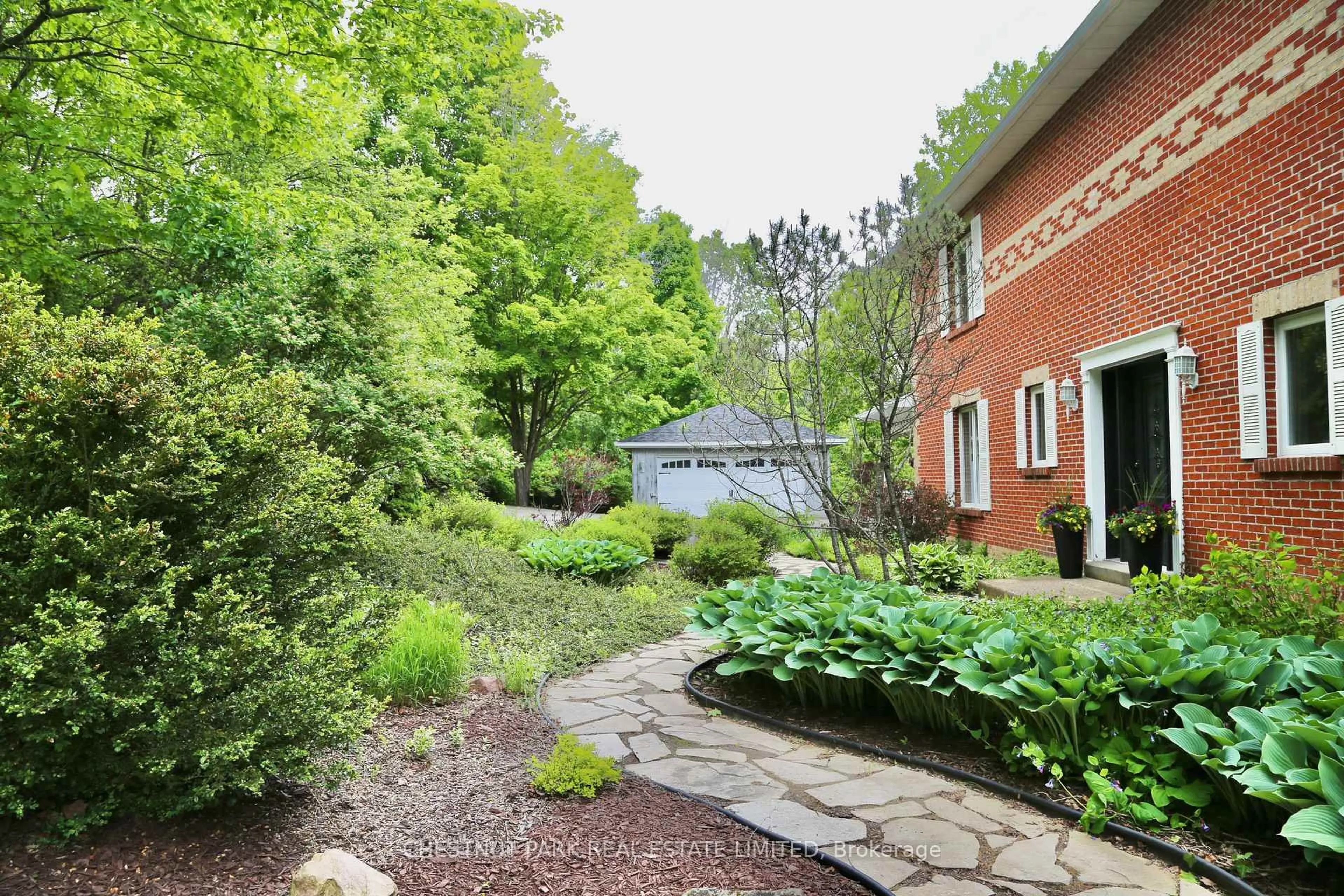 Patio, street for 21 Southridge Tr, Caledon Ontario L7K 0B3