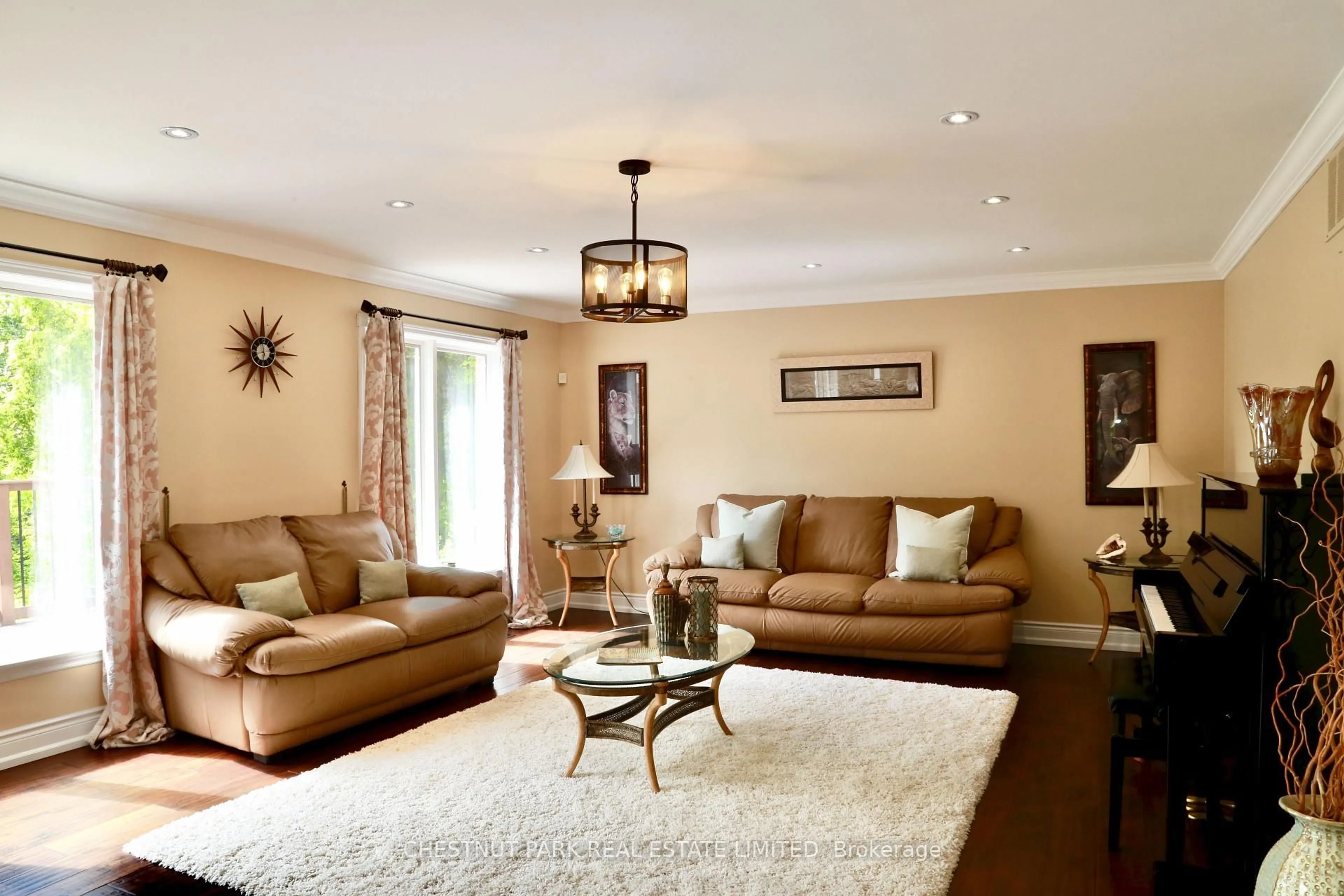 Living room with furniture, unknown for 21 Southridge Tr, Caledon Ontario L7K 0B3