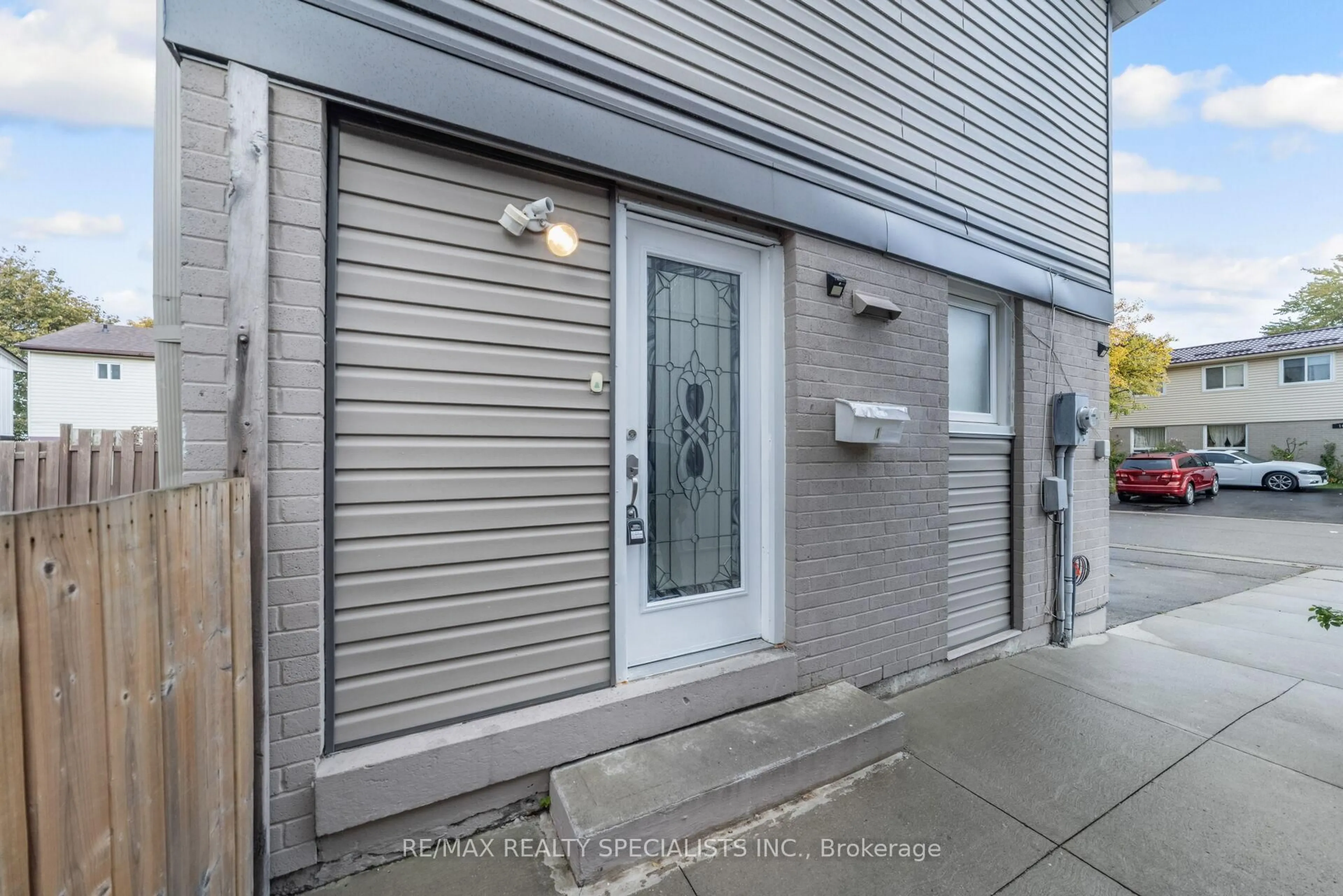 Indoor entryway for 1 Golden Gate Dr, Brampton Ontario L6S 2K5