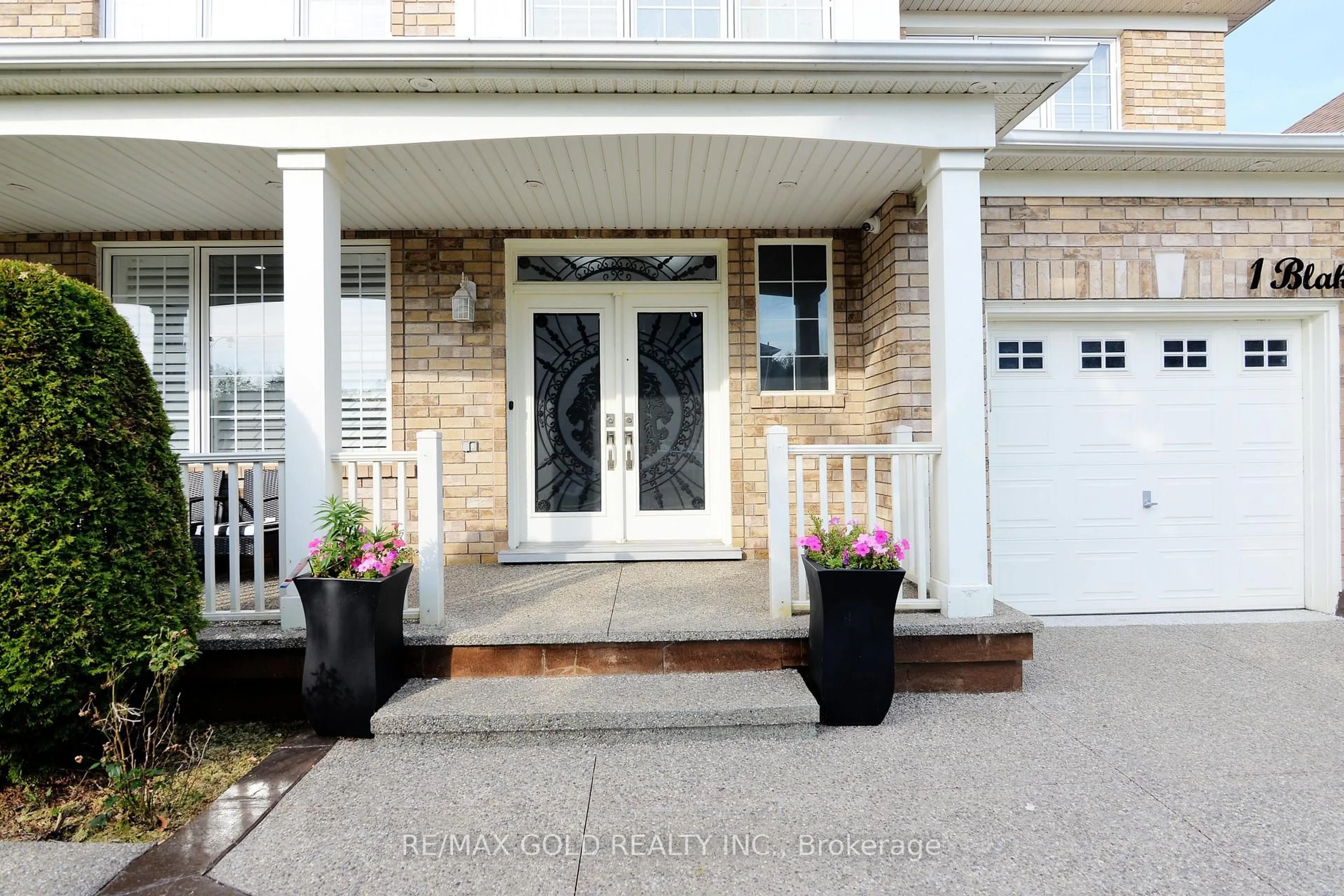 Indoor entryway for 1 Blaketon Crt, Brampton Ontario L6P 1G4