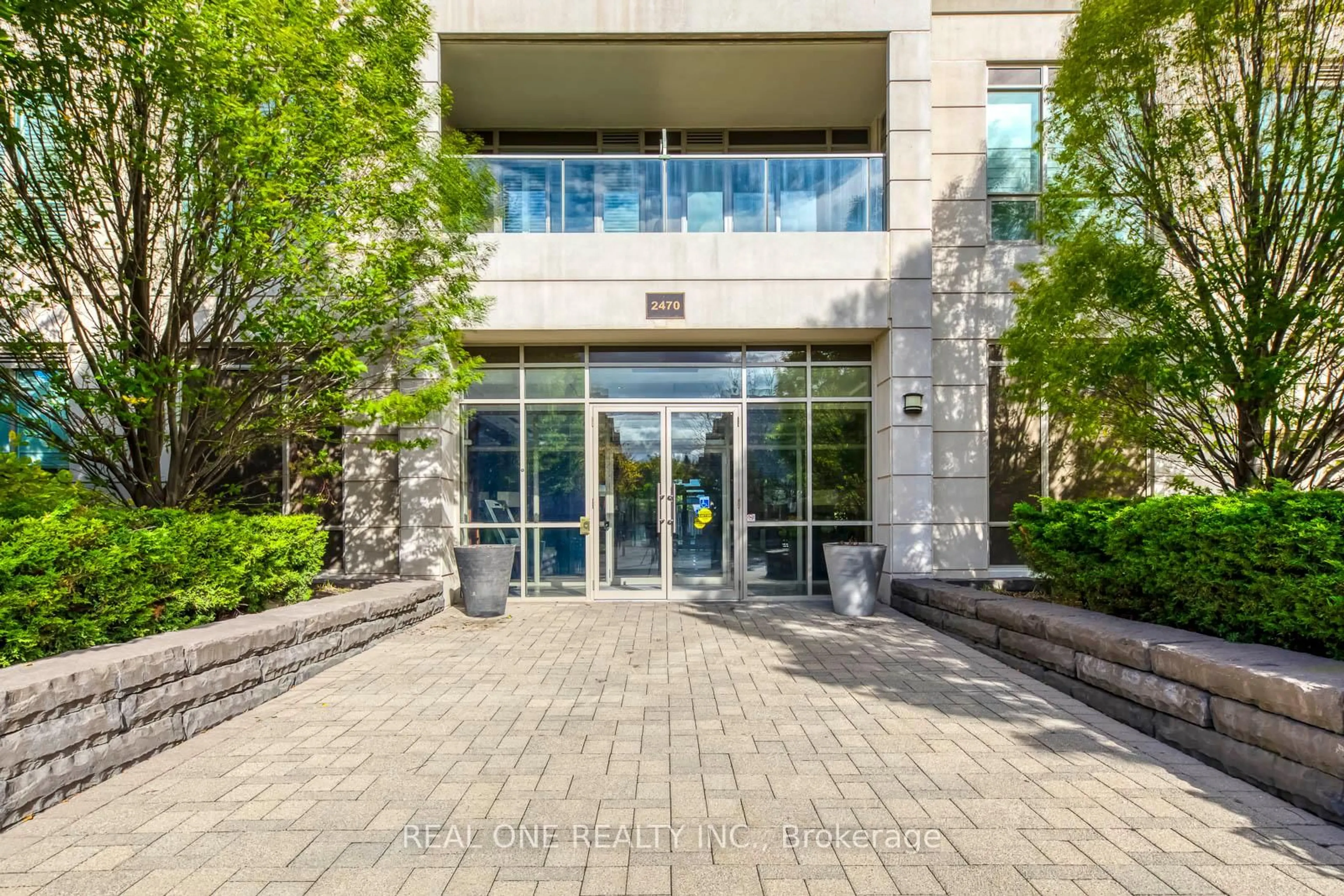 Indoor foyer for 2470 Prince Michael Dr #608, Oakville Ontario L6H 0G9