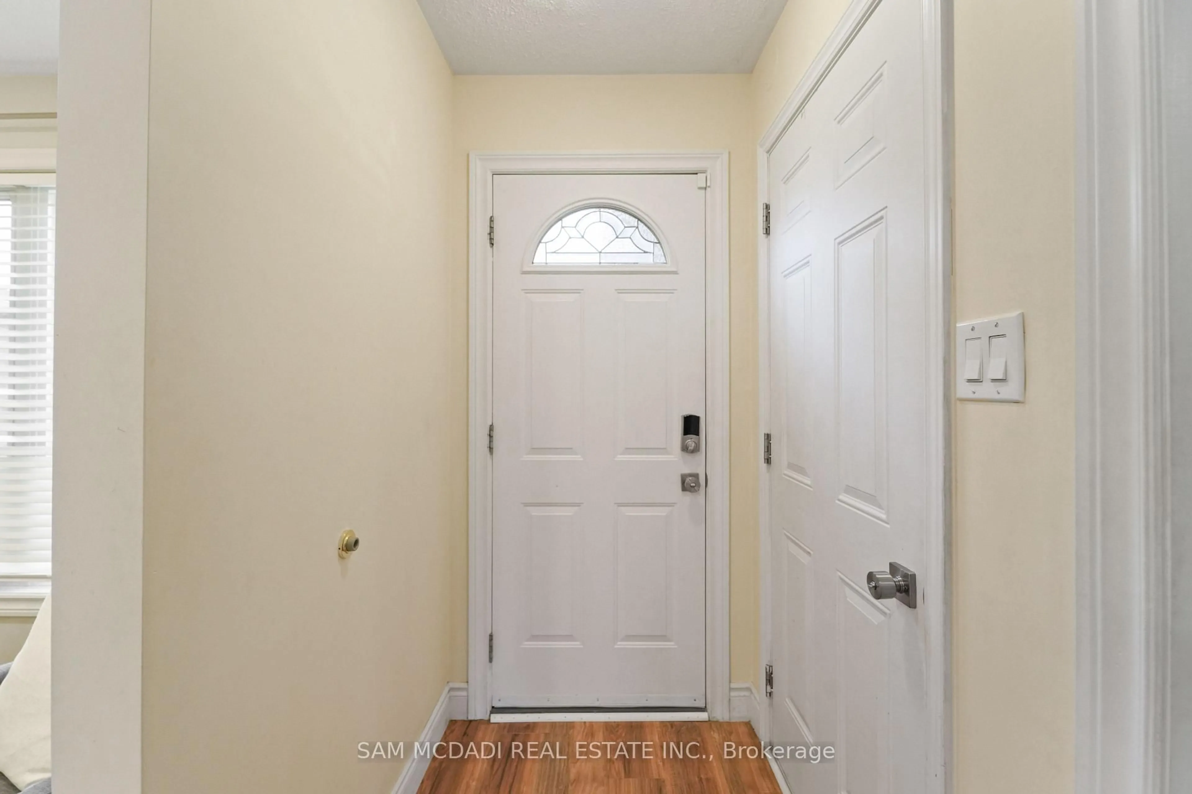 Indoor entryway for 522 Roseheath Dr, Milton Ontario L9T 4V6