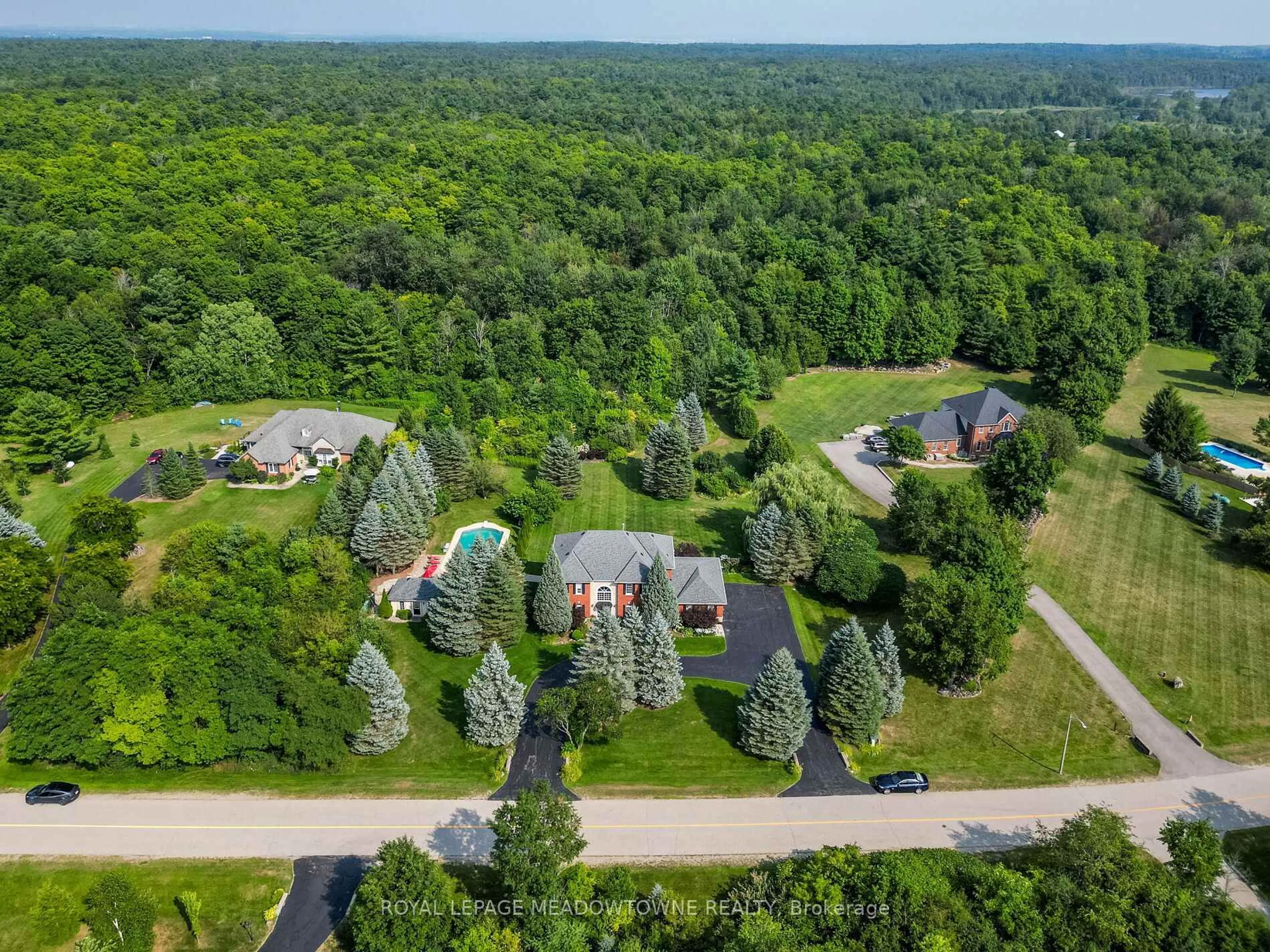 A pic from outside/outdoor area/front of a property/back of a property/a pic from drone, forest/trees view for 8 Deer Run Cres, Halton Hills Ontario L7J 2L7