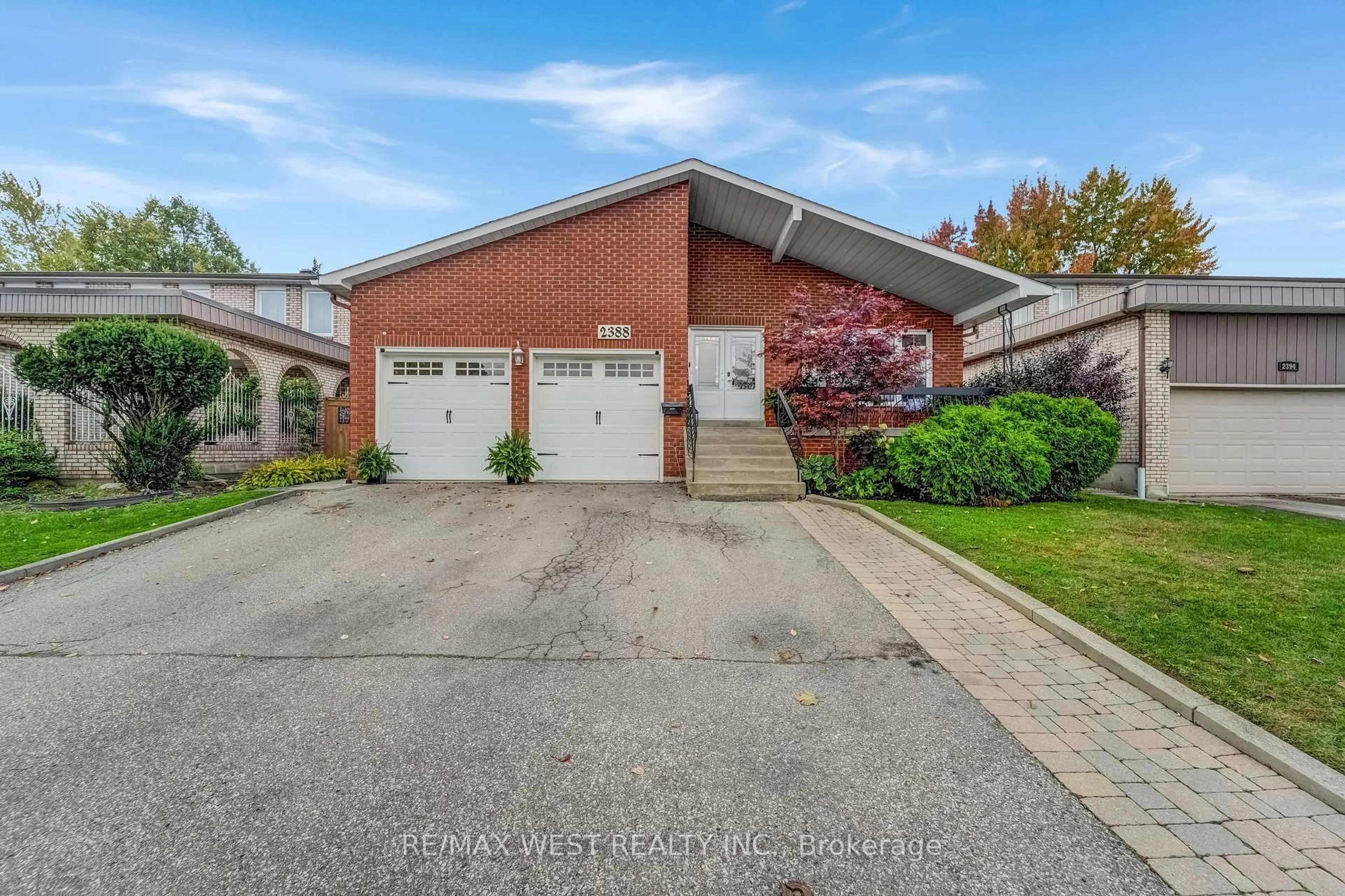 Indoor garage for 2388 Carlanne Pl, Mississauga Ontario L5C 3C8