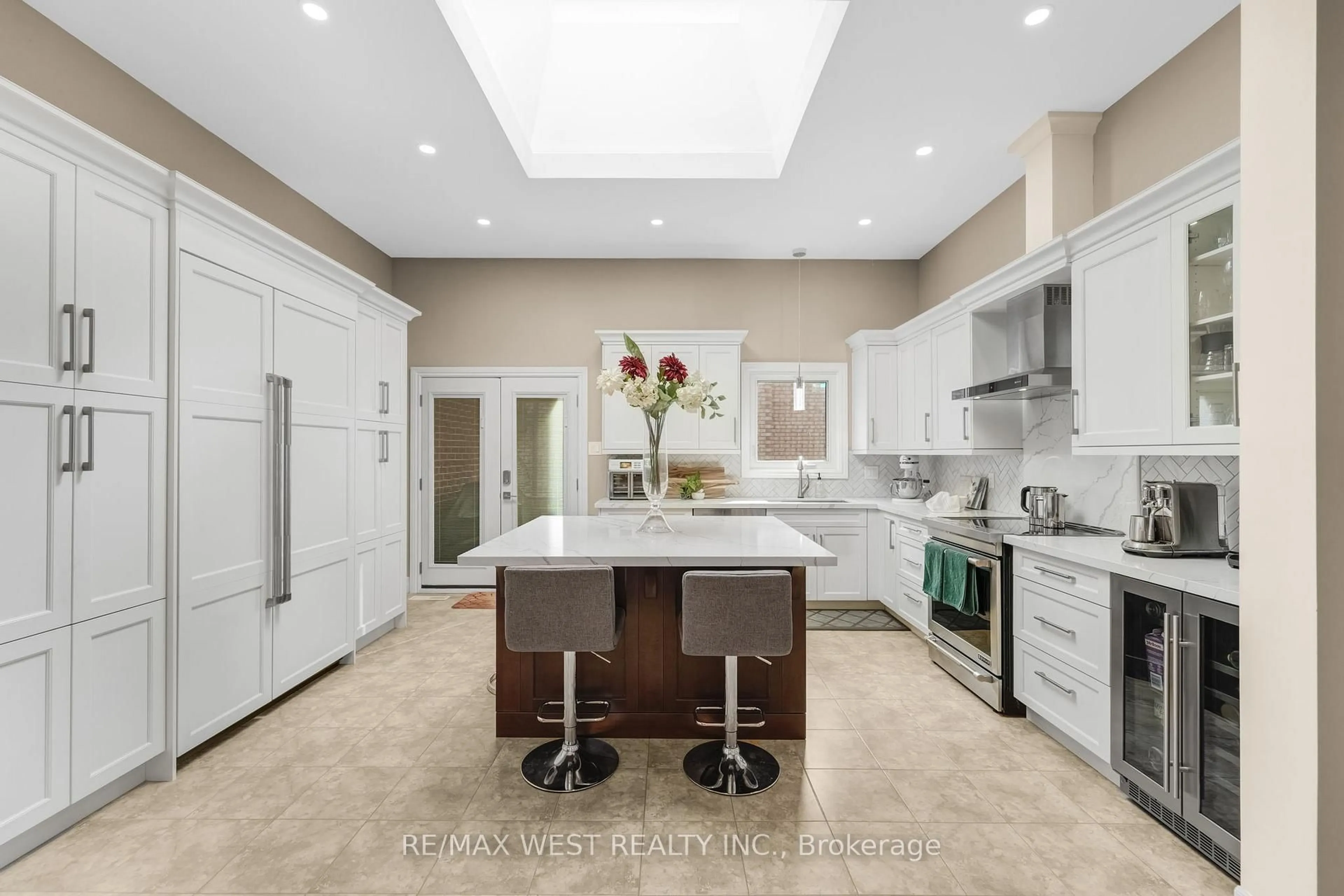 Contemporary kitchen, ceramic/tile floor for 2388 Carlanne Pl, Mississauga Ontario L5C 3C8