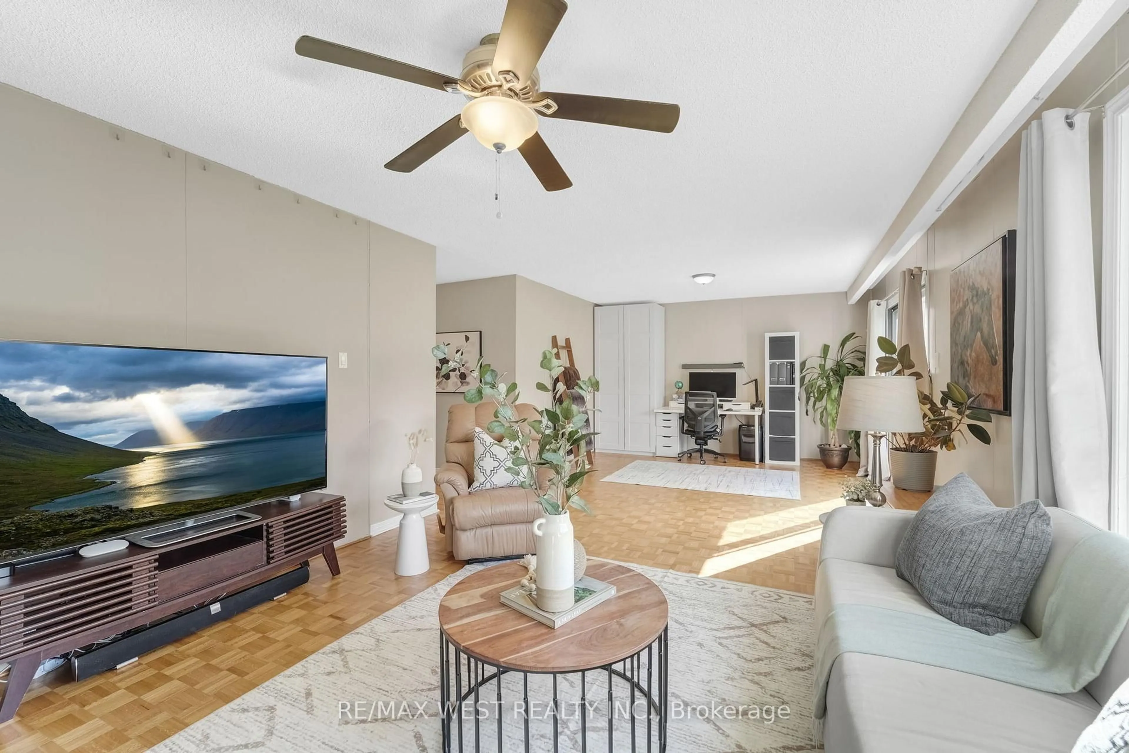 Living room with furniture, unknown for 2388 Carlanne Pl, Mississauga Ontario L5C 3C8