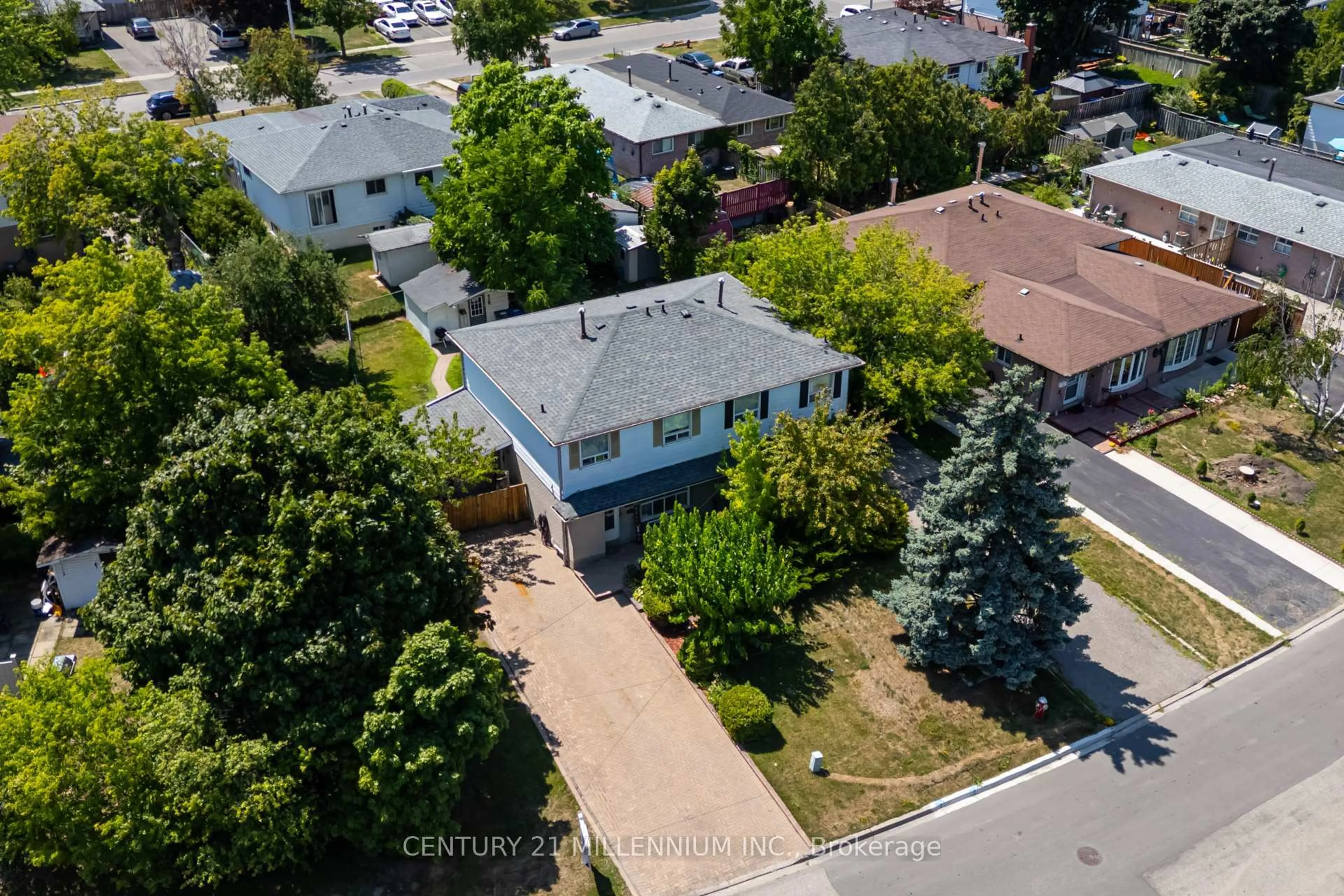 A pic from outside/outdoor area/front of a property/back of a property/a pic from drone, street for 10 Greenwood Cres, Brampton Ontario L6S 1T3