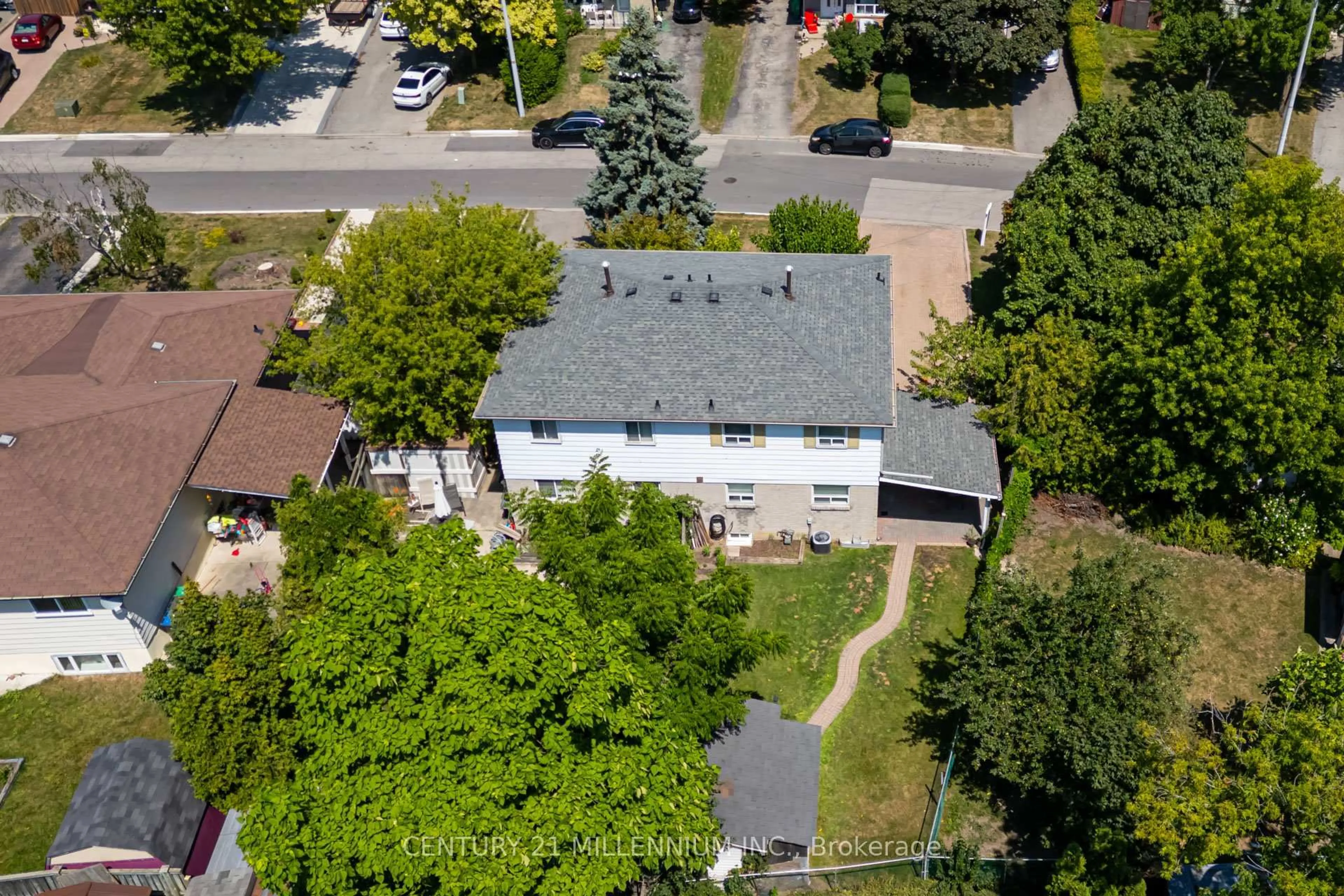 A pic from outside/outdoor area/front of a property/back of a property/a pic from drone, street for 10 Greenwood Cres, Brampton Ontario L6S 1T3