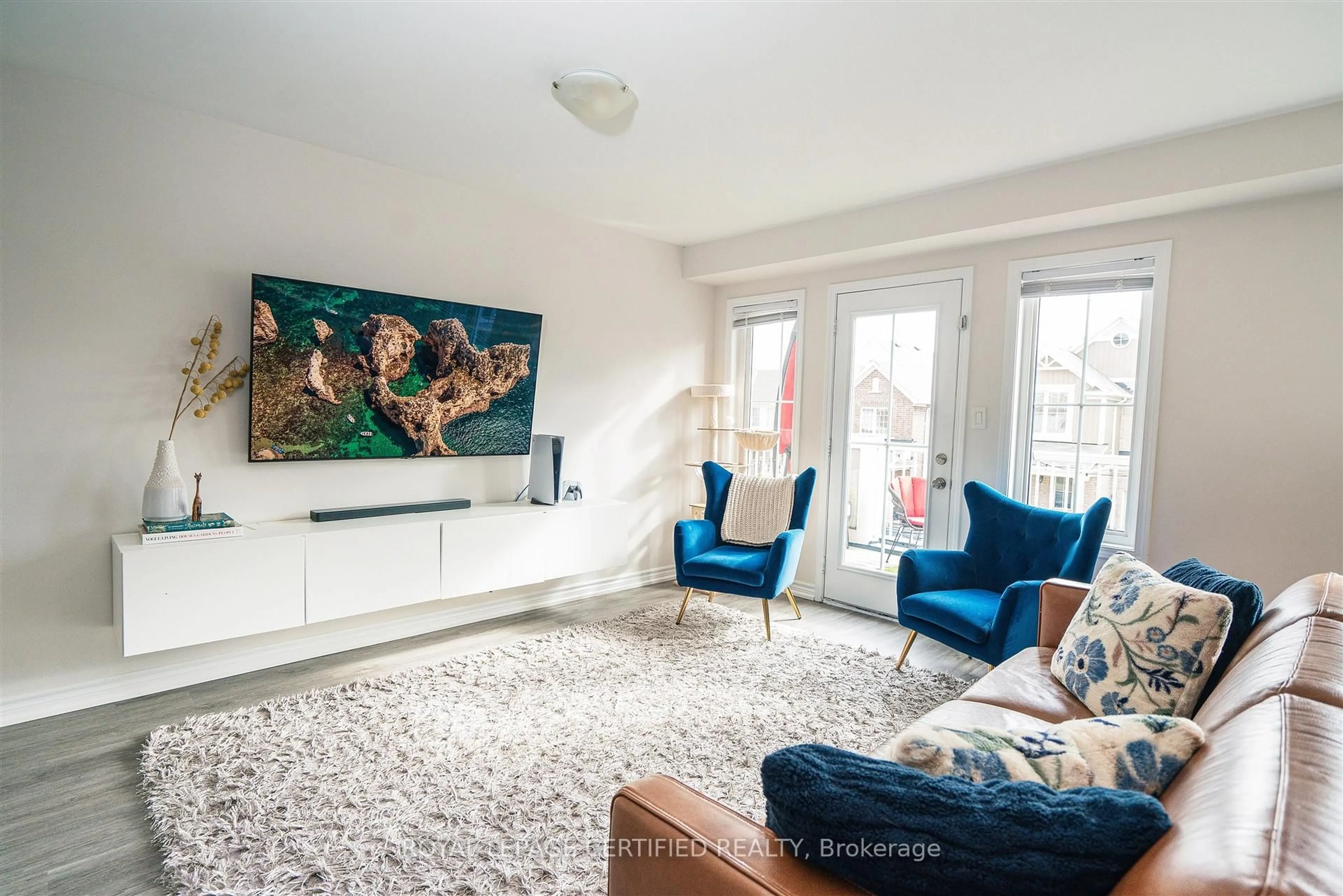 Living room with furniture, carpet floor for 1657 Copeland Circ, Milton Ontario L9T 8X8