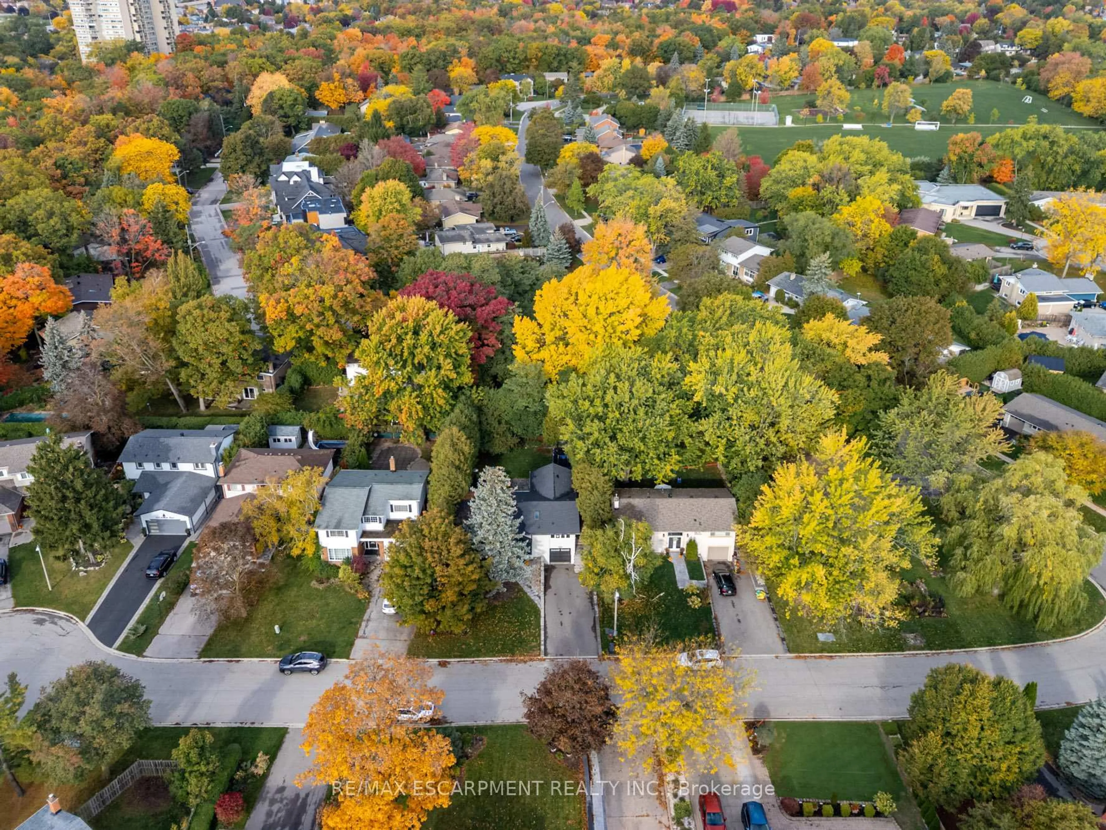 A pic from outside/outdoor area/front of a property/back of a property/a pic from drone, street for 1220 LAMBETH Rd, Oakville Ontario L6H 2C8