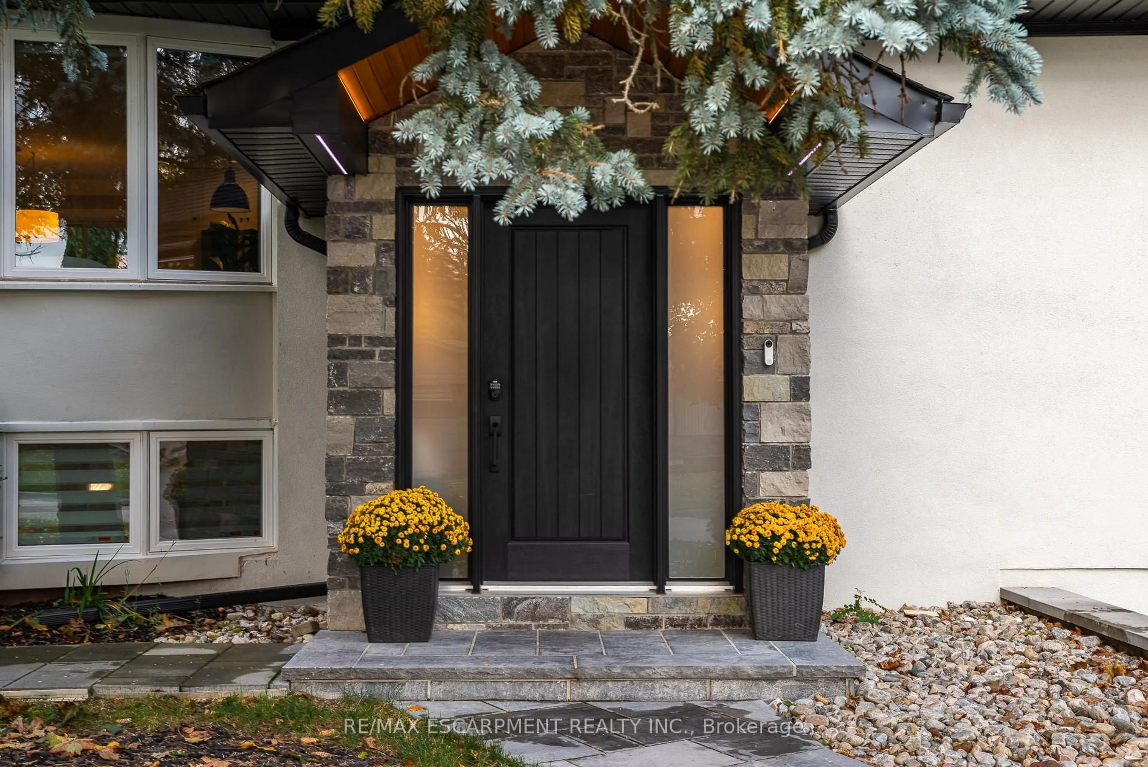 Indoor entryway for 1220 LAMBETH Rd, Oakville Ontario L6H 2C8