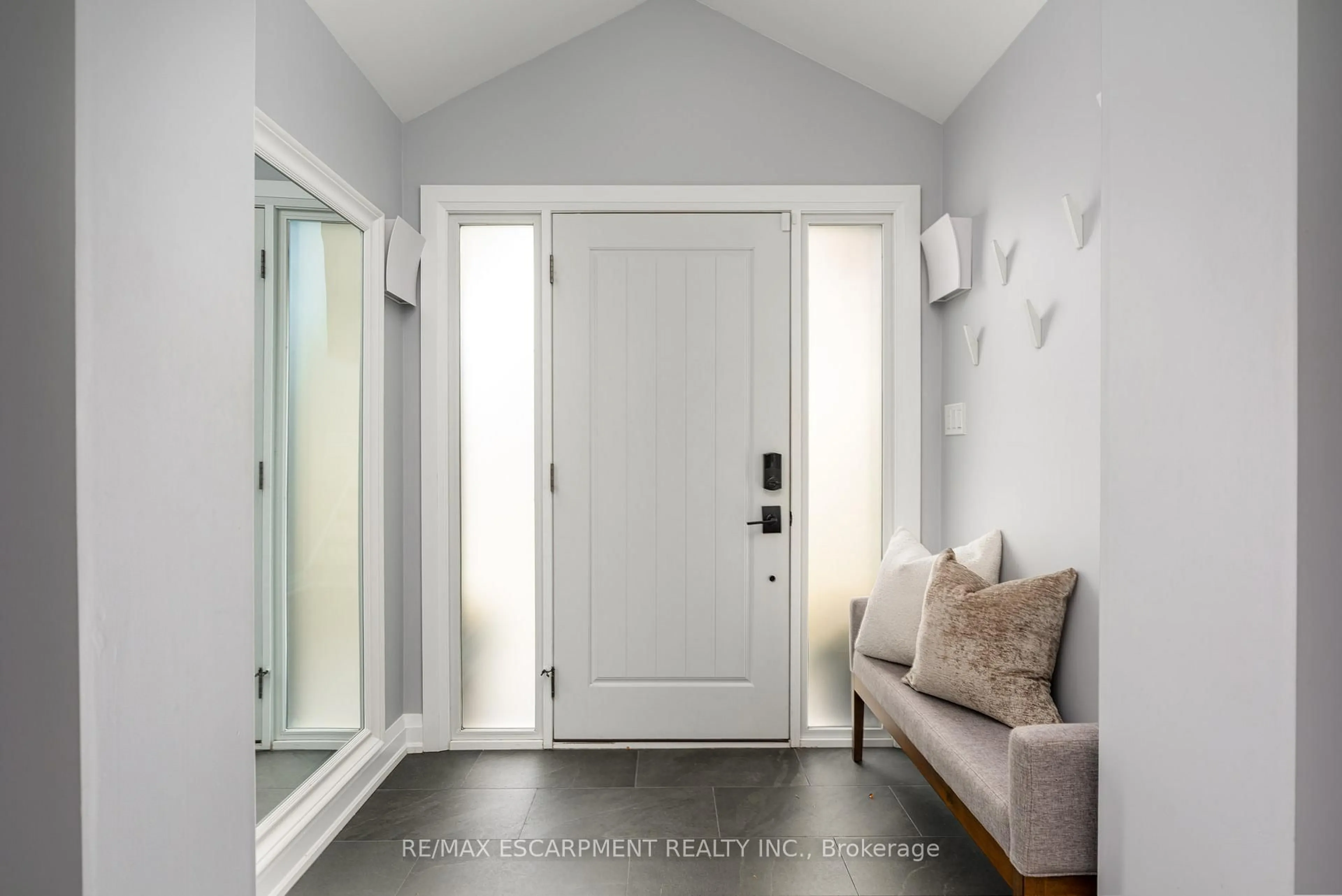 Indoor entryway for 1220 LAMBETH Rd, Oakville Ontario L6H 2C8