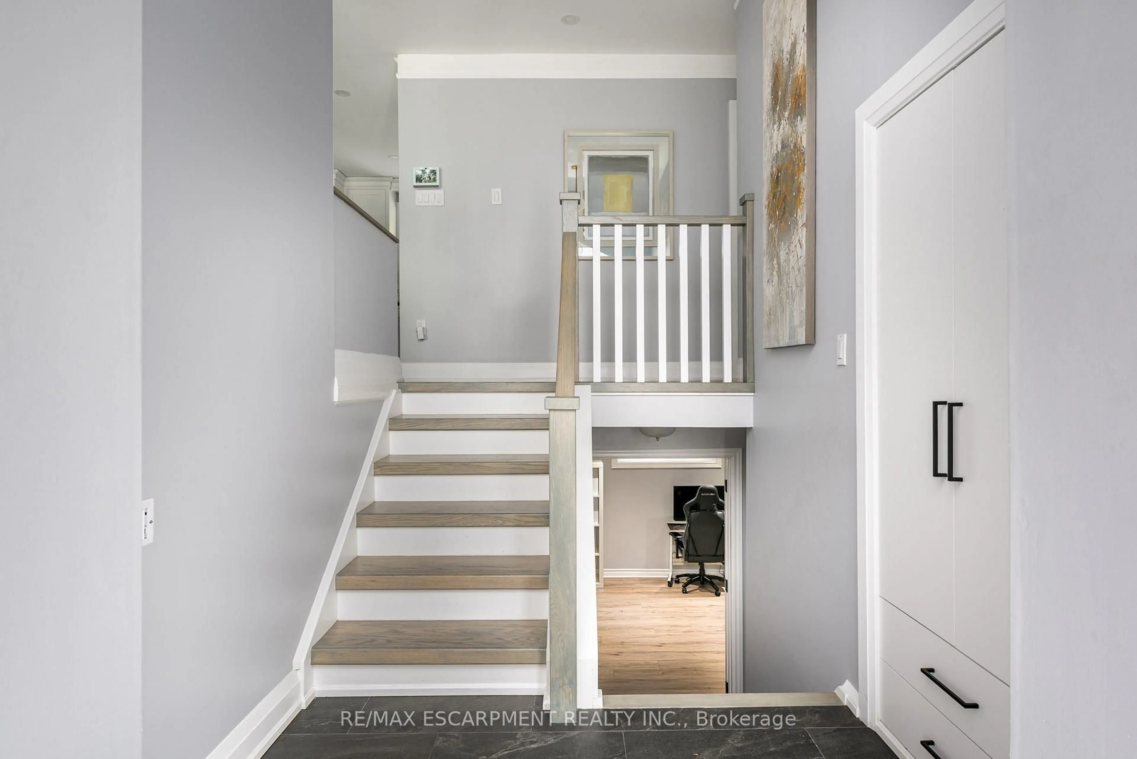 Stairs for 1220 LAMBETH Rd, Oakville Ontario L6H 2C8