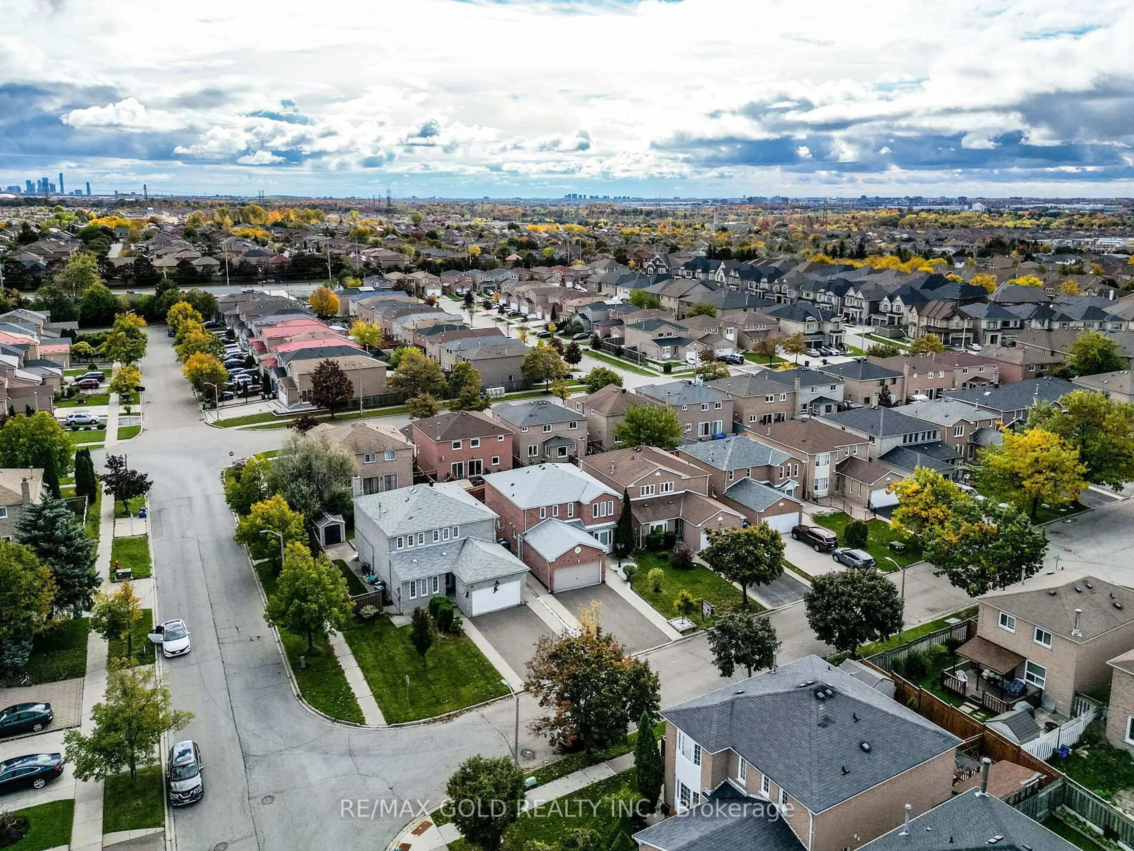 A pic from outside/outdoor area/front of a property/back of a property/a pic from drone, street for 3 Hawkway Crt, Brampton Ontario L6Y 4K7