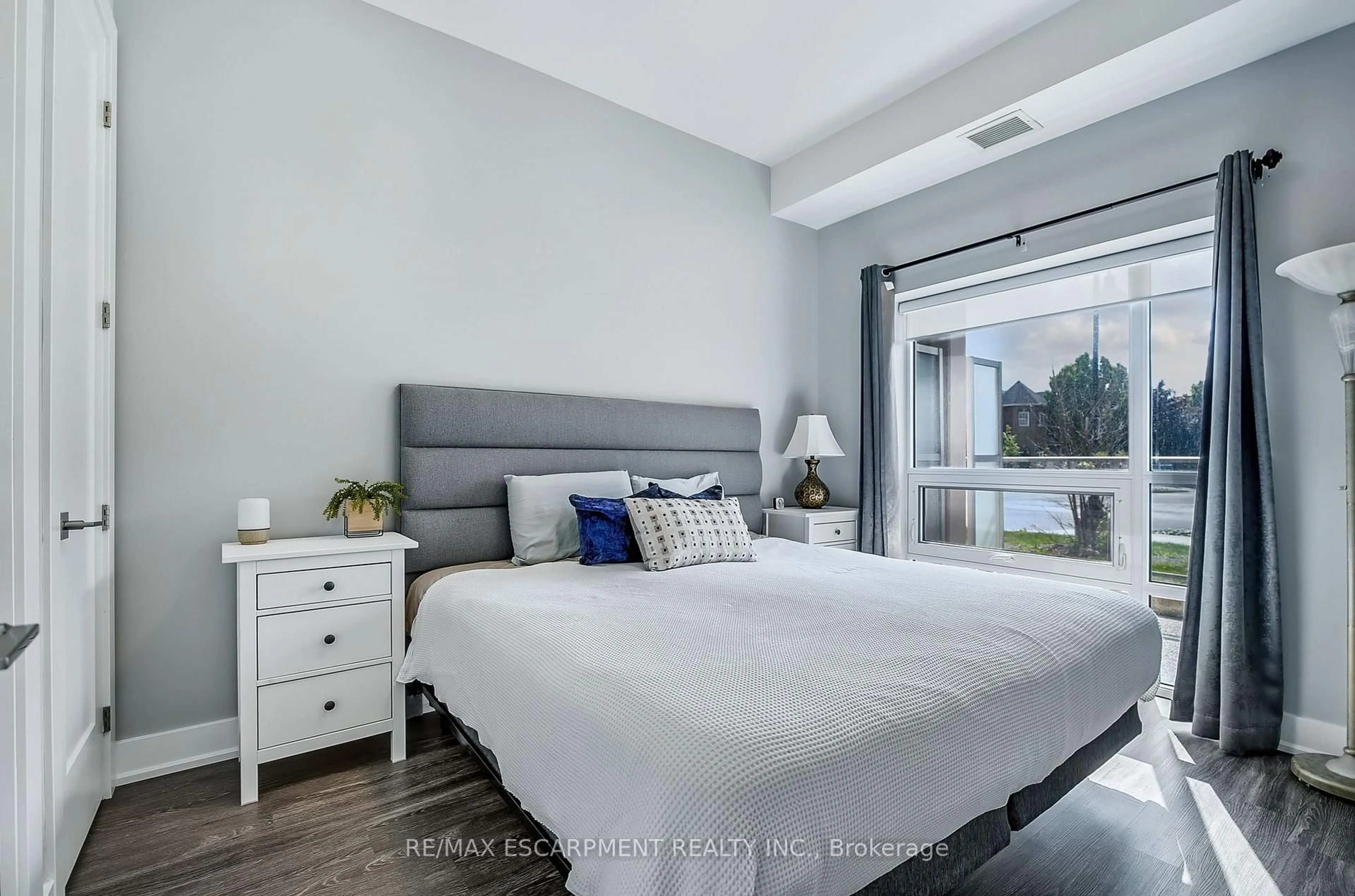 Bedroom with bed, unknown for 4040 Upper Middle Rd #103, Burlington Ontario L7M 0H2