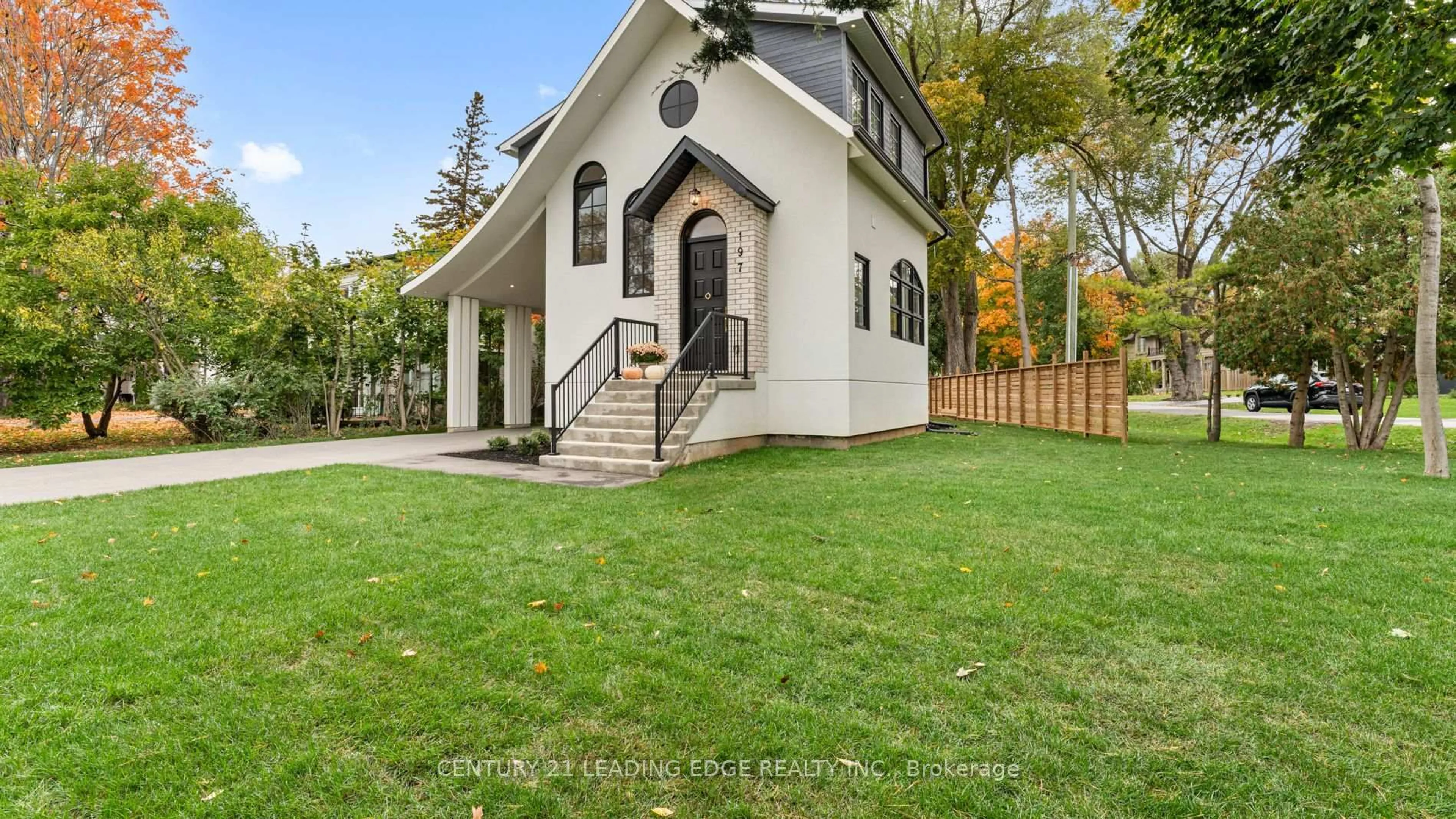 Home with vinyl exterior material, street for 197 Glen Oak Dr, Oakville Ontario L6K 2J3