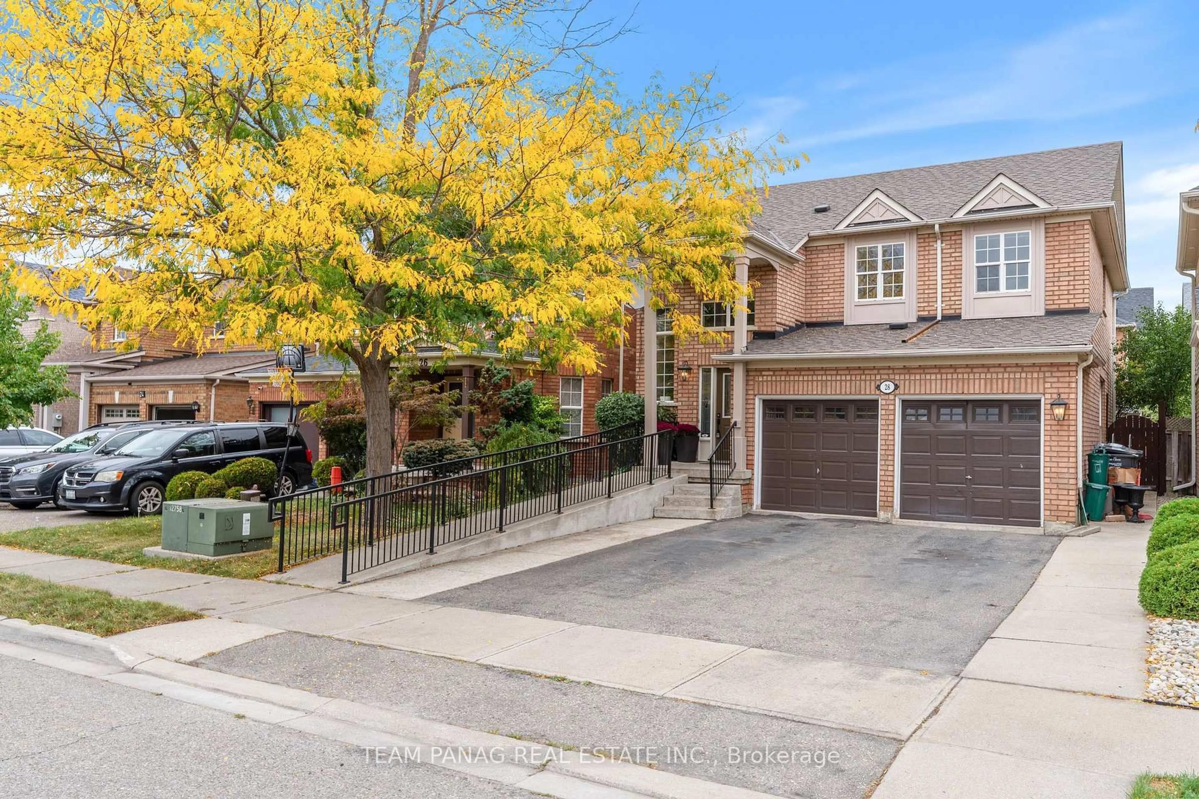A pic from outside/outdoor area/front of a property/back of a property/a pic from drone, street for 28 Charleswood Circ, Brampton Ontario L7A 1Z2