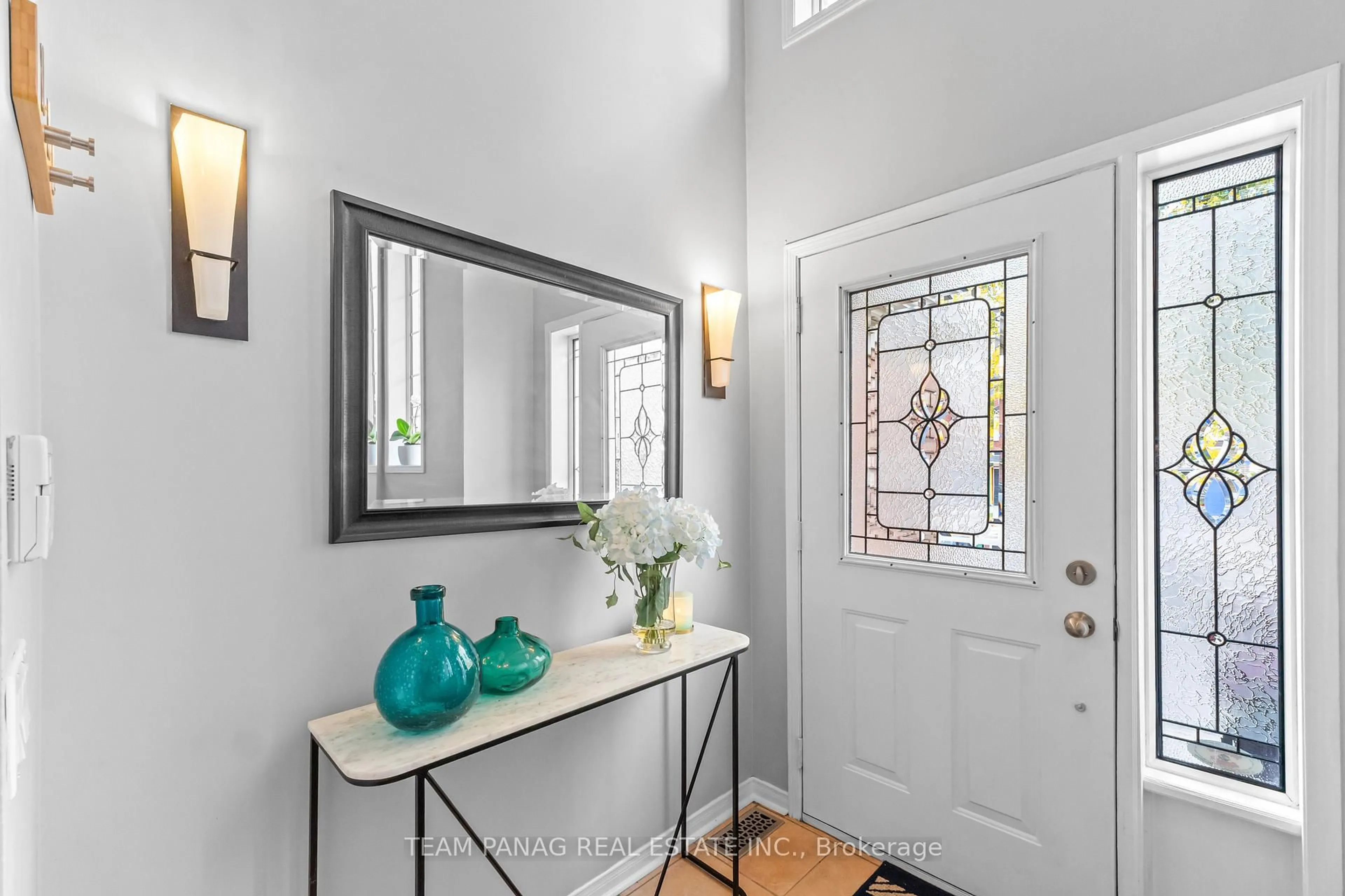 Indoor entryway for 28 Charleswood Circ, Brampton Ontario L7A 1Z2