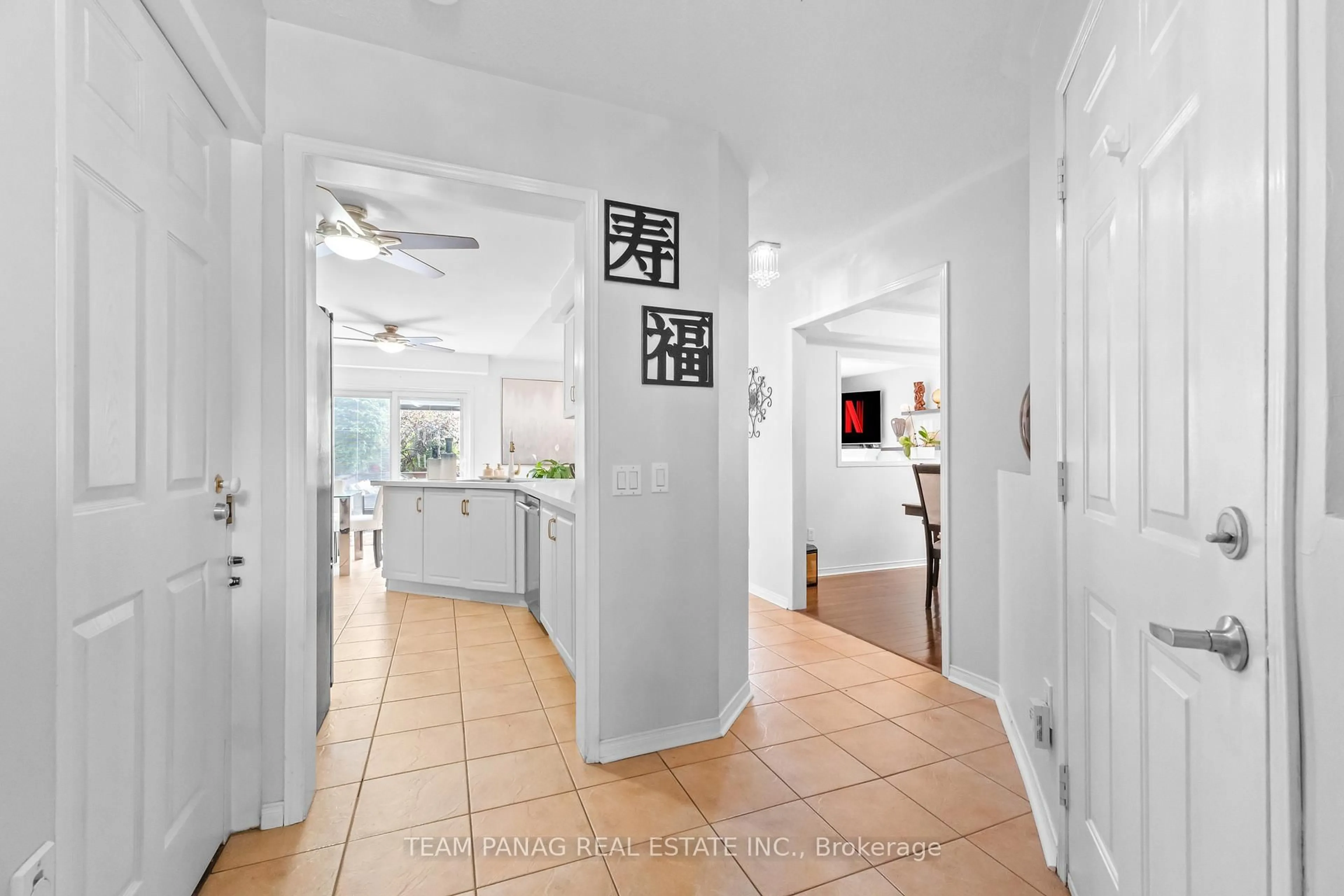 Indoor entryway for 28 Charleswood Circ, Brampton Ontario L7A 1Z2