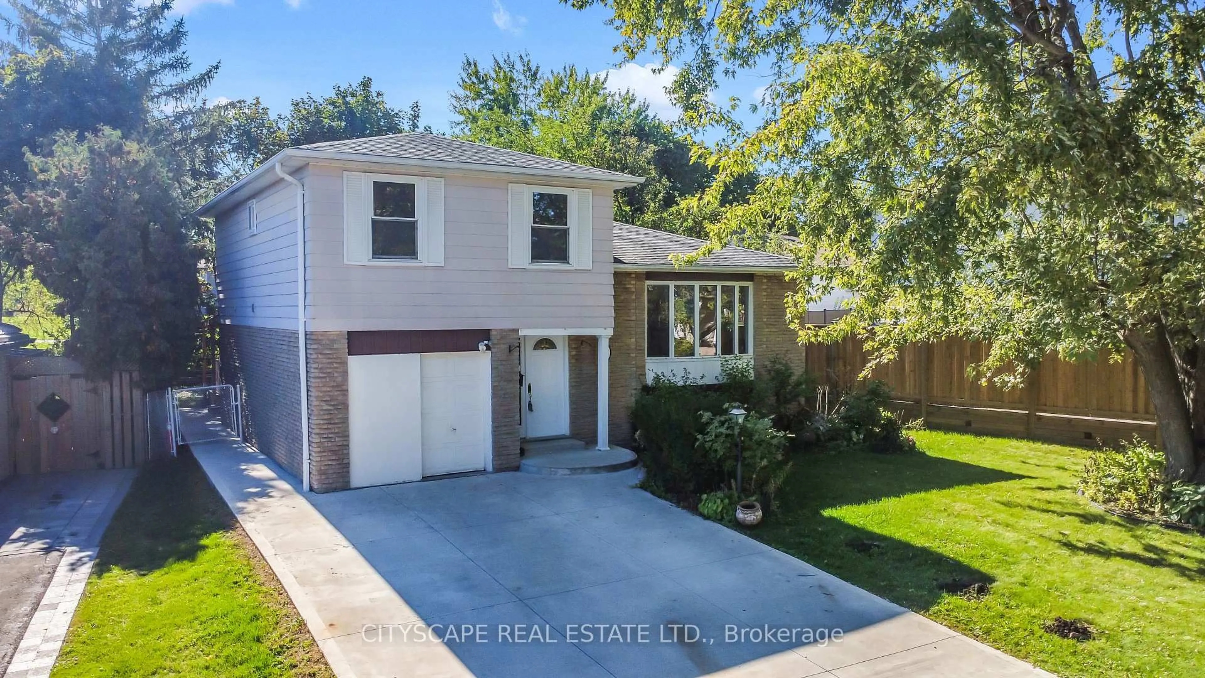 Home with vinyl exterior material, street for 3 Geneva Cres, Brampton Ontario L6S 1K9