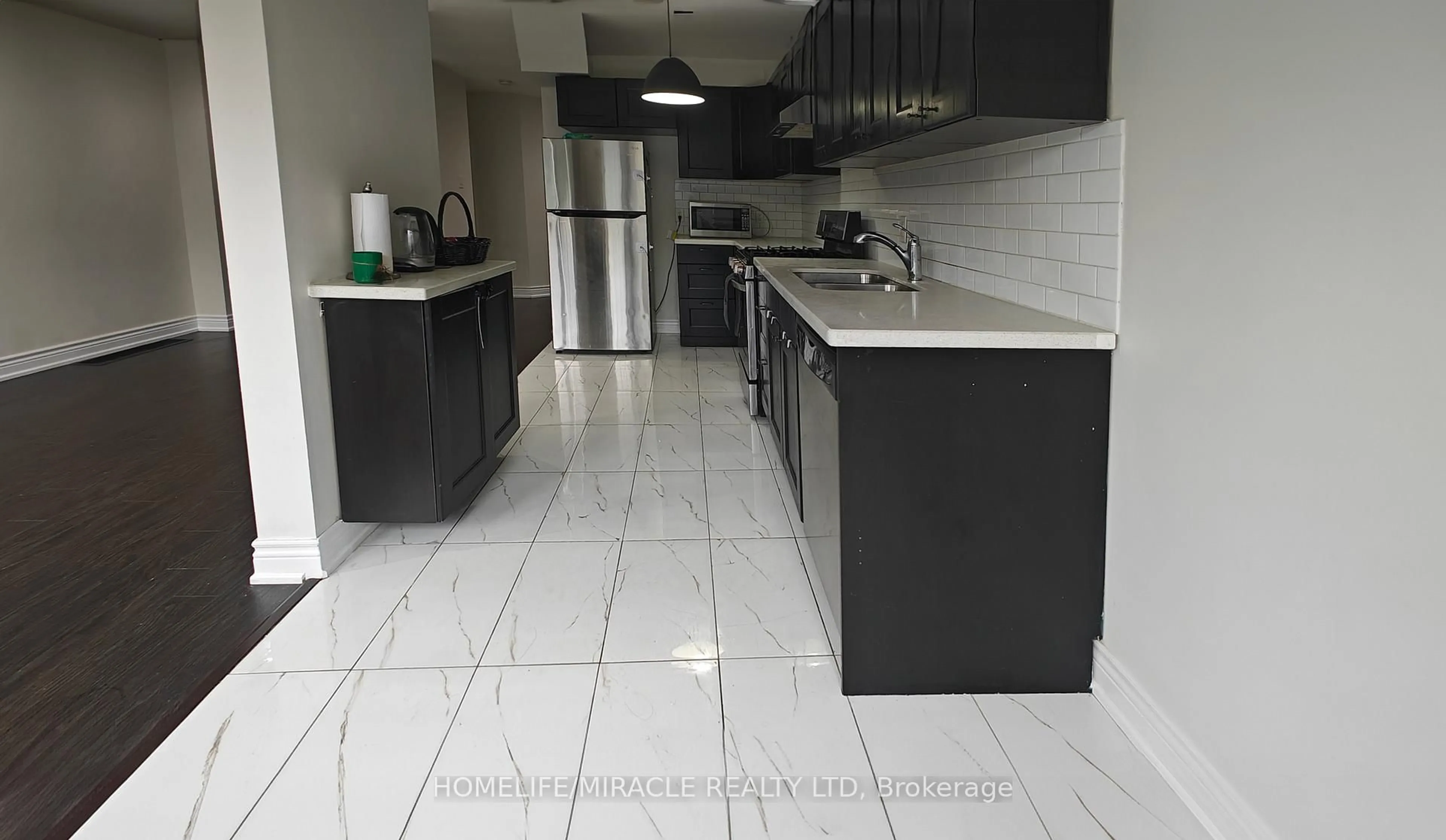 Standard kitchen, ceramic/tile floor for 6 September Pl, Brampton Ontario L6R 0L8