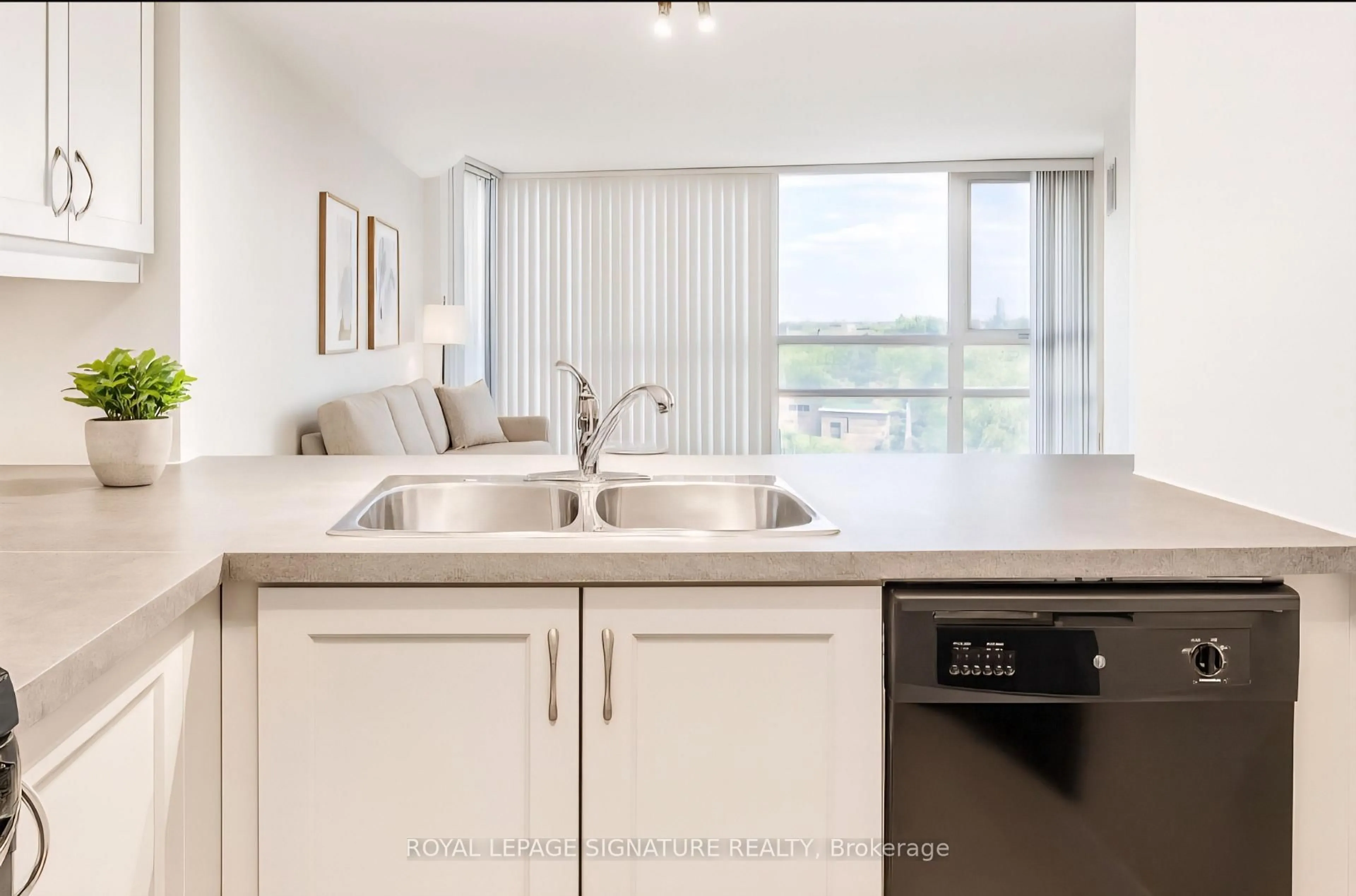 Open concept kitchen, unknown for 50 Eglinton Ave #1010, Mississauga Ontario L5R 3P5