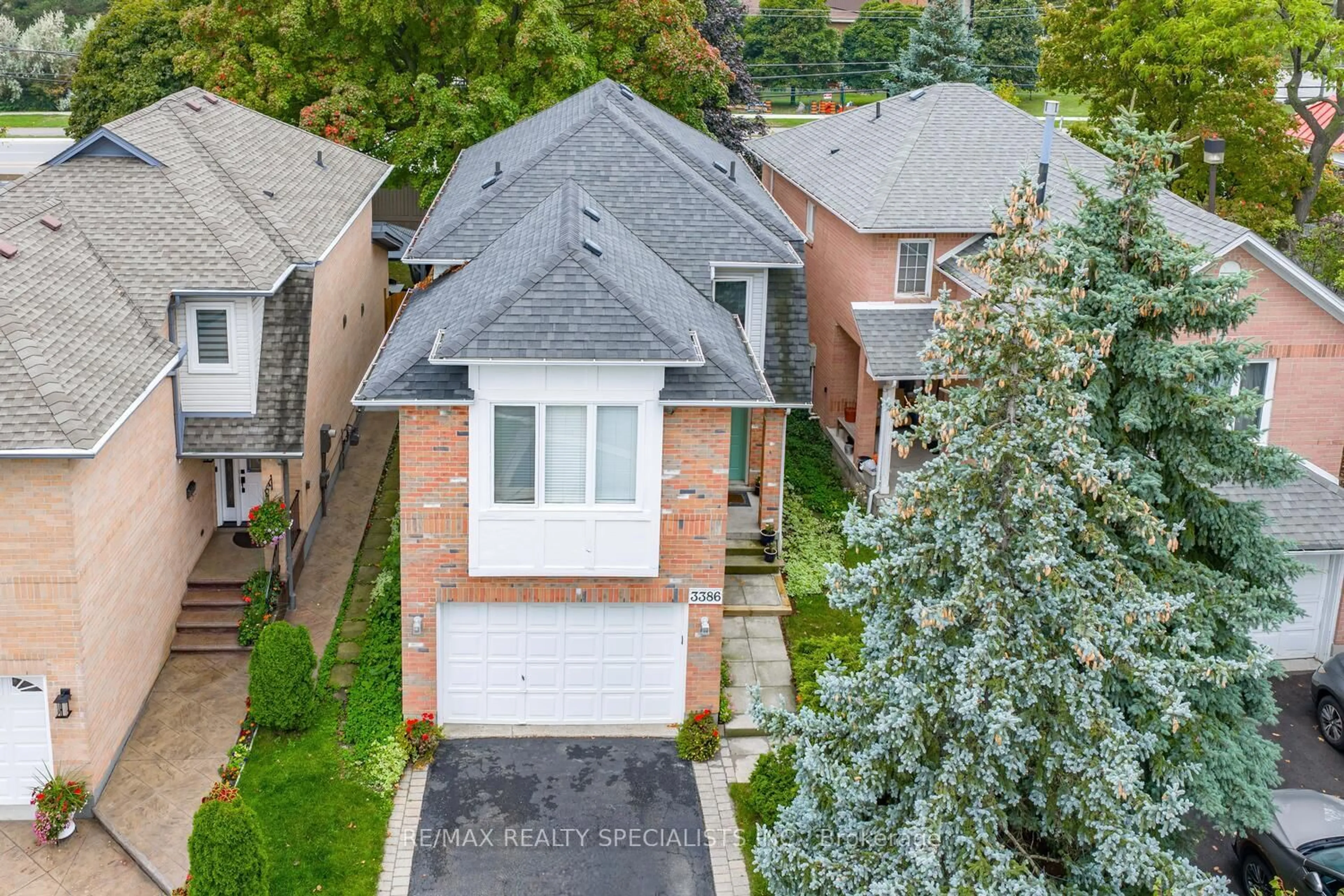 A pic from outside/outdoor area/front of a property/back of a property/a pic from drone, street for 3386 Delfi Rd, Mississauga Ontario L5L 1S2
