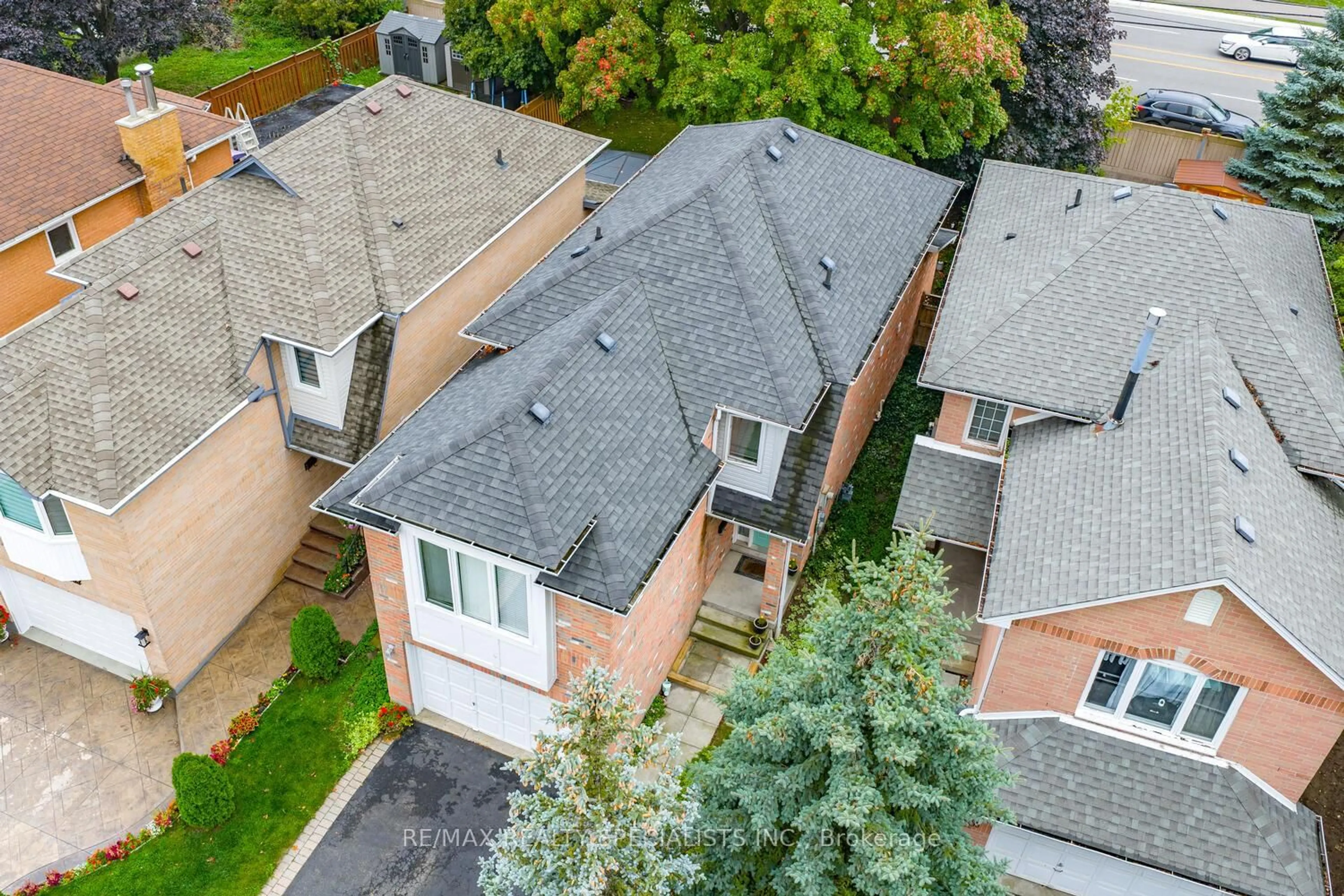 A pic from outside/outdoor area/front of a property/back of a property/a pic from drone, street for 3386 Delfi Rd, Mississauga Ontario L5L 1S2