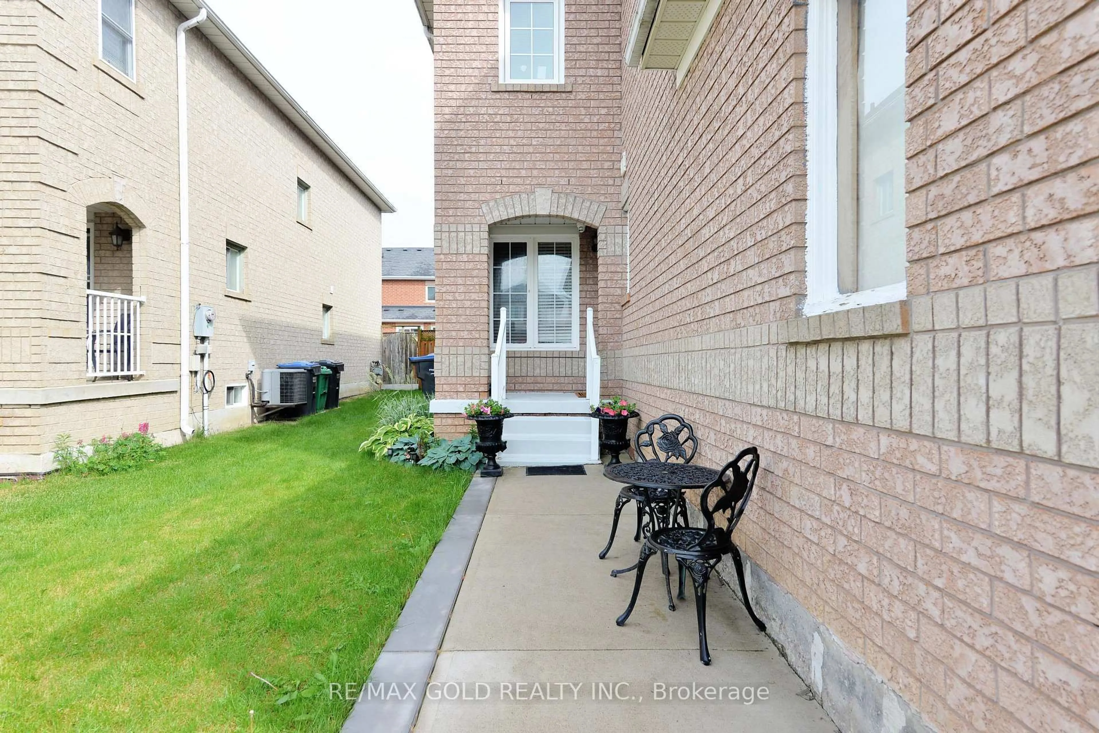 Patio, street for 37 Prairie Rose Circ, Brampton Ontario L6R 1R6