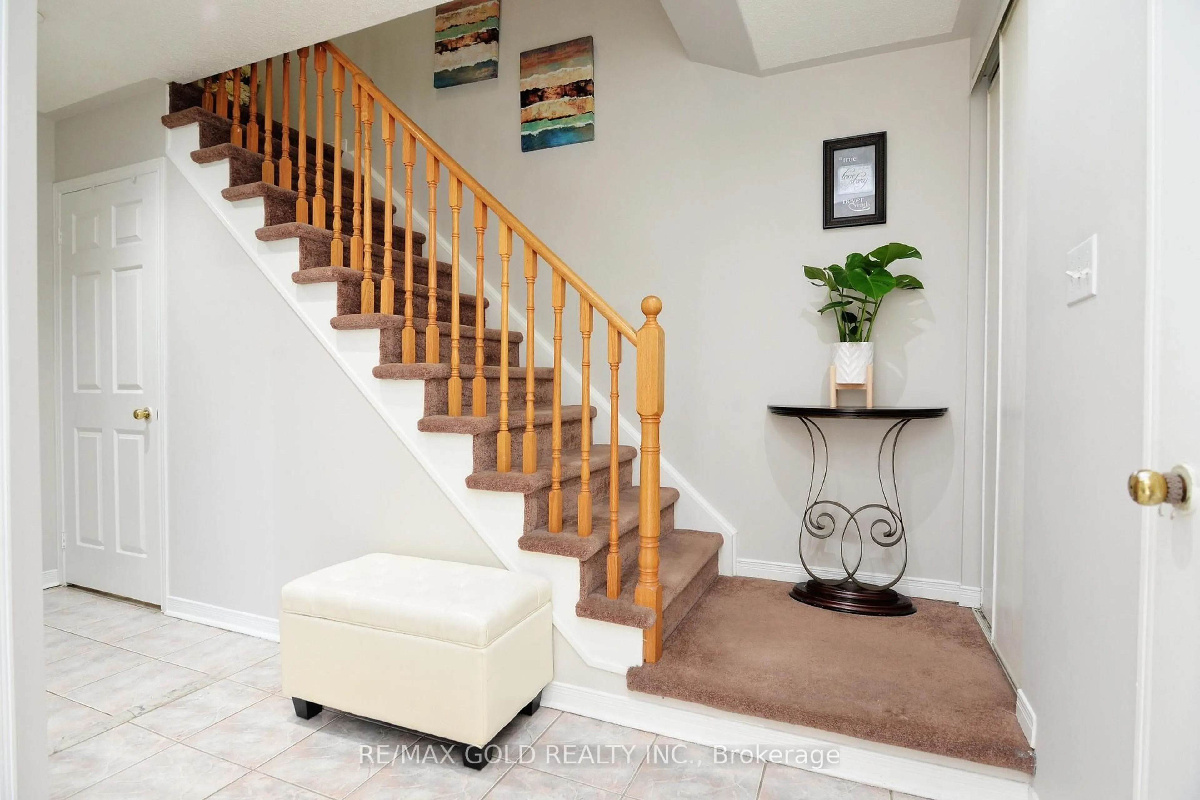 Indoor entryway for 37 Prairie Rose Circ, Brampton Ontario L6R 1R6