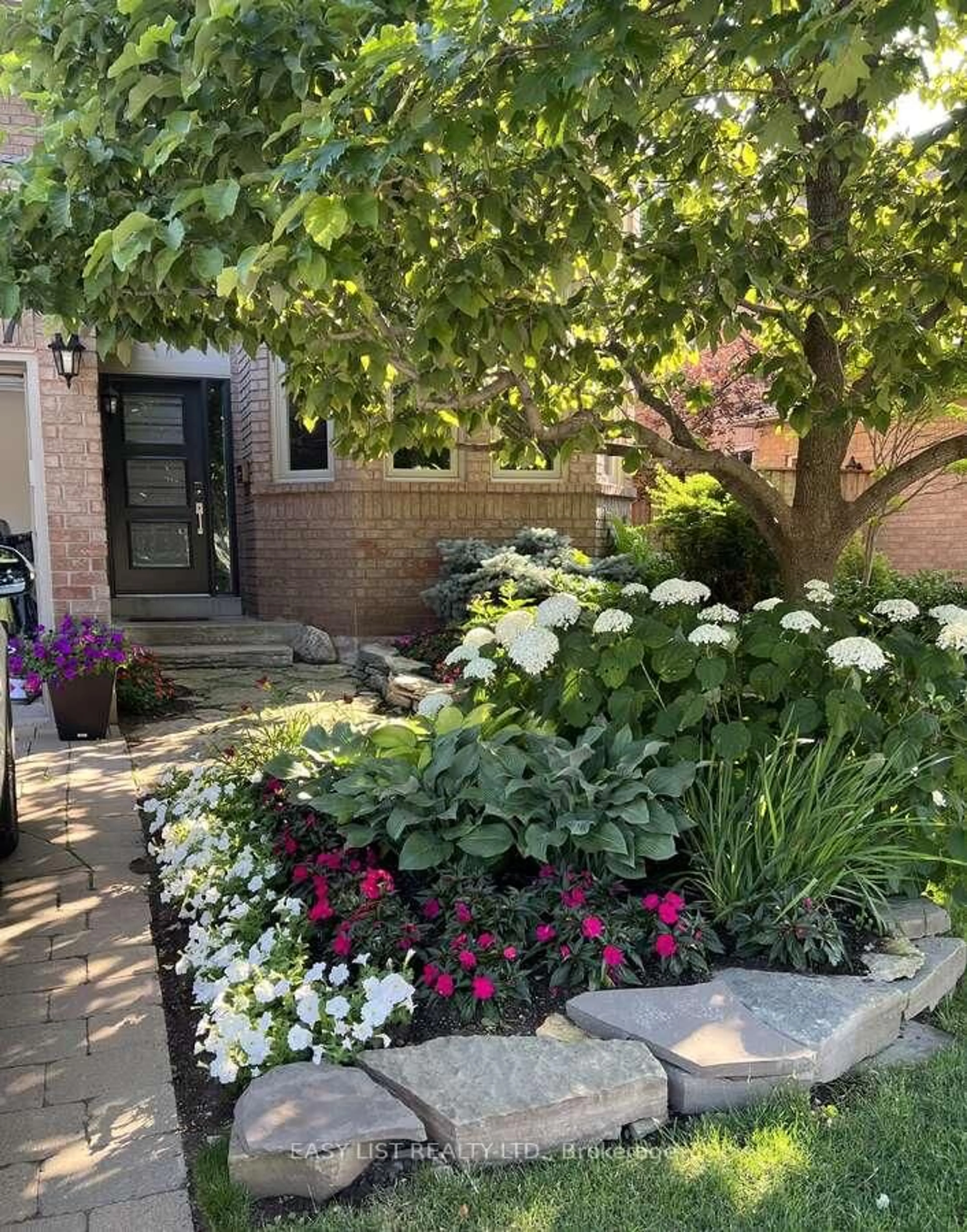 Indoor entryway for 1257 McCraney St, Oakville Ontario L6H 3A3