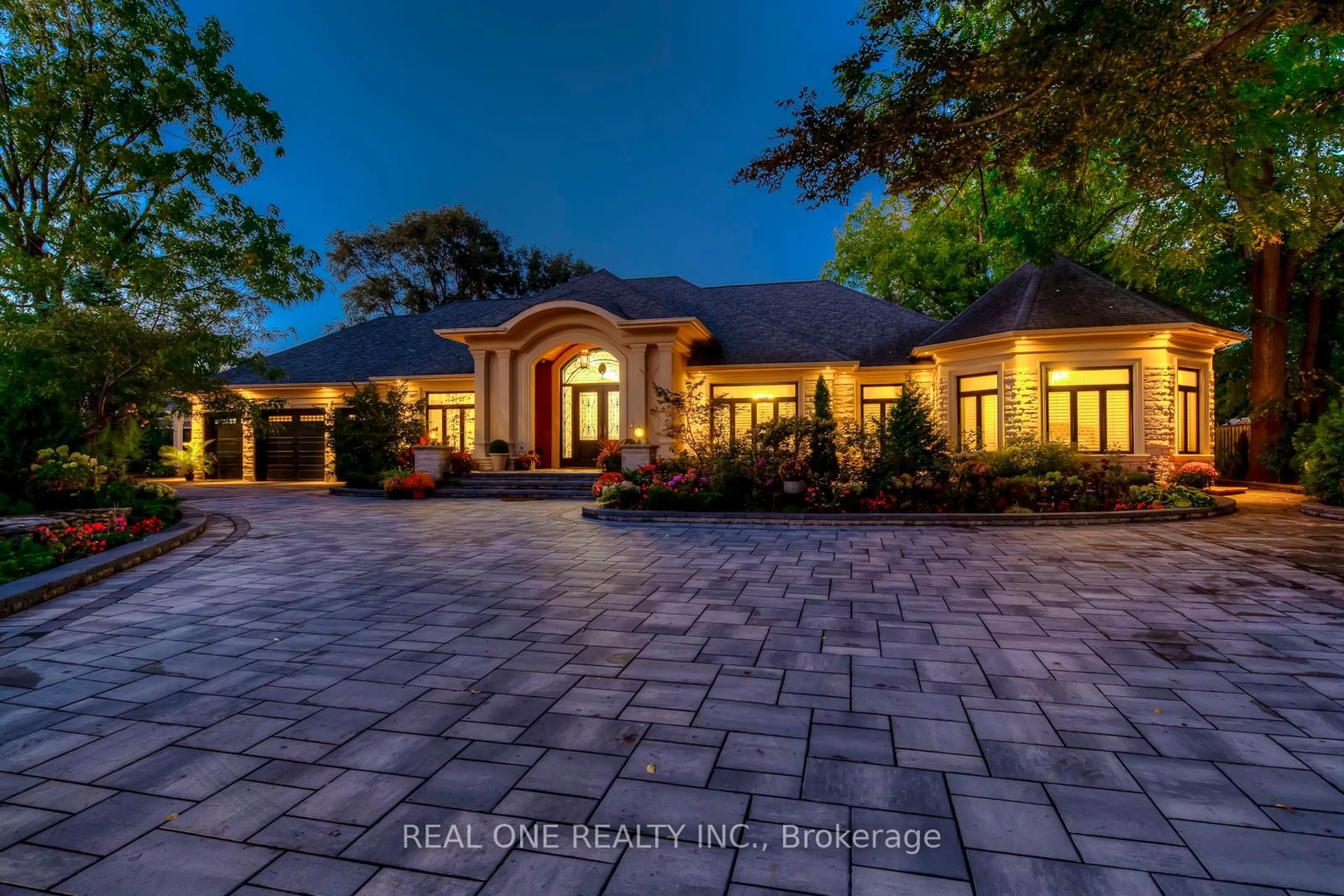 A pic from outside/outdoor area/front of a property/back of a property/a pic from drone, street for 431 Fourth Line, Oakville Ontario L6L 5A5