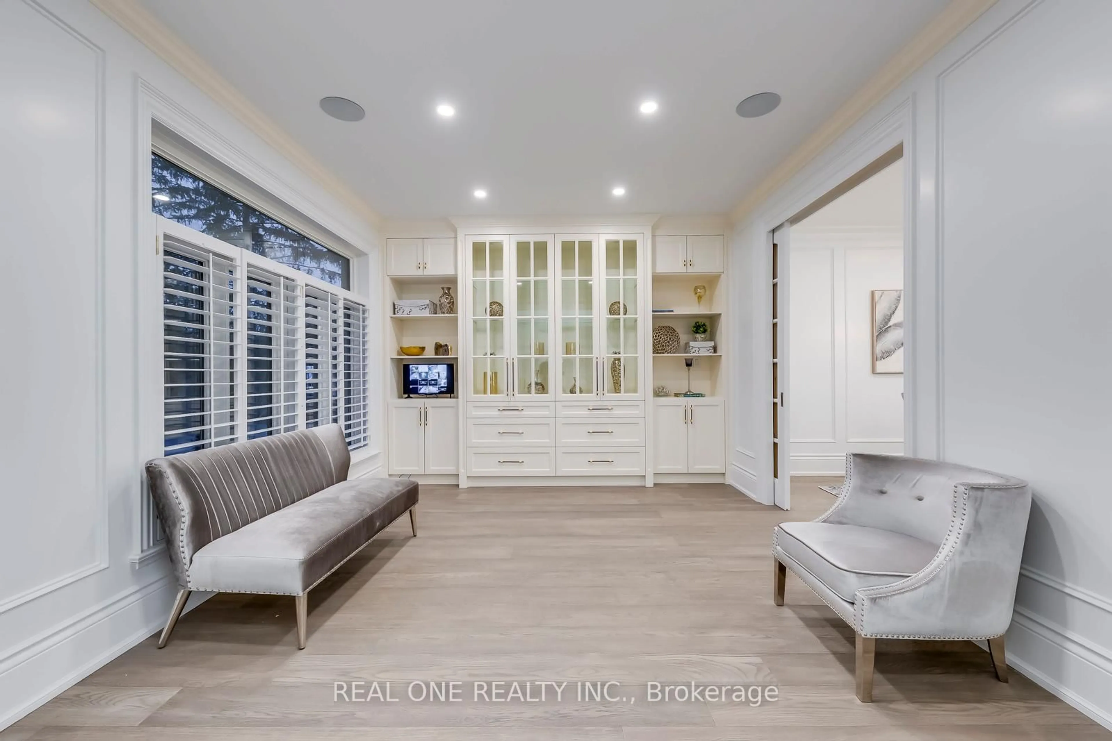 Indoor entryway for 431 Fourth Line, Oakville Ontario L6L 5A5