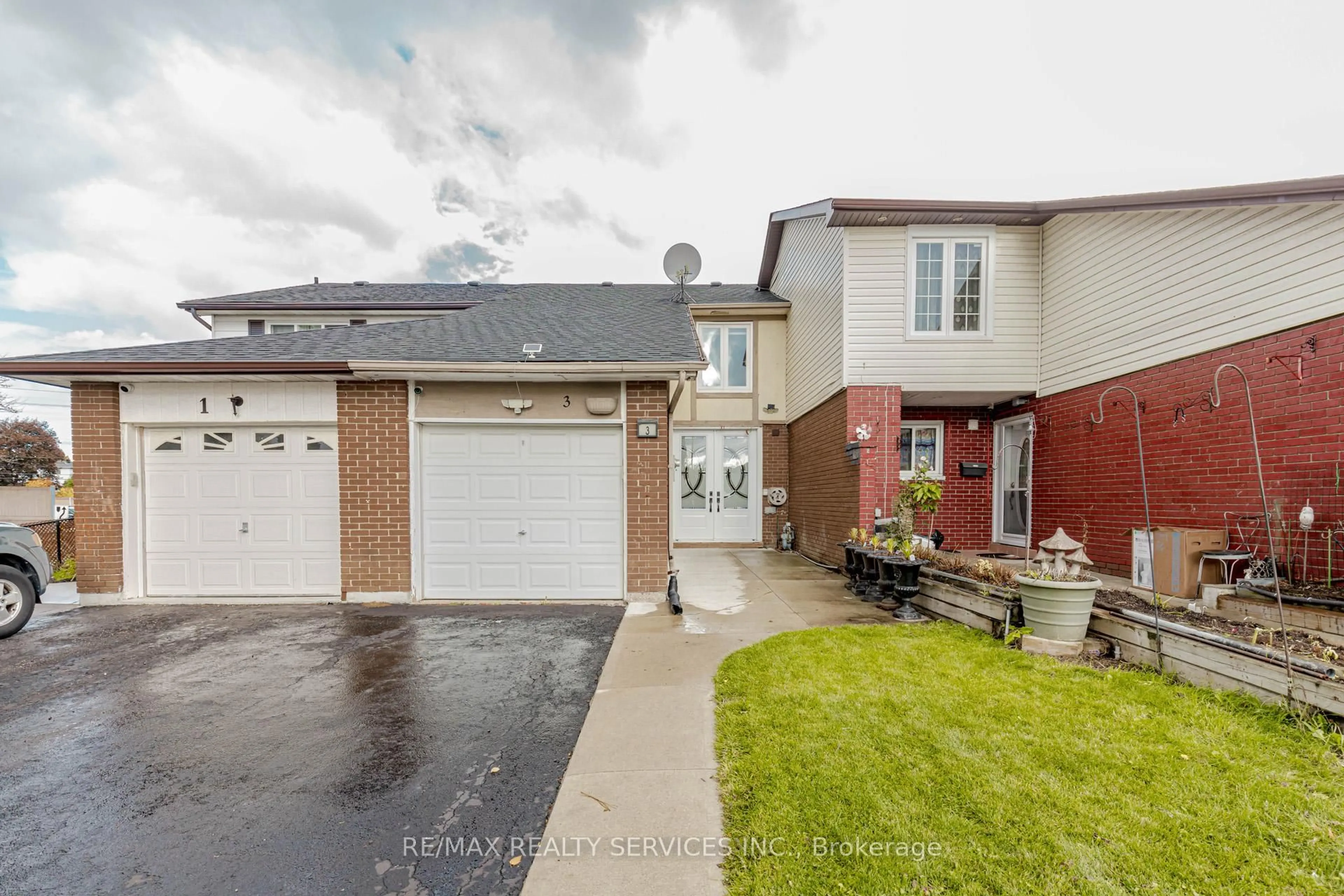 A pic from outside/outdoor area/front of a property/back of a property/a pic from drone, street for 3 Kingswood Dr, Brampton Ontario L6V 2X5