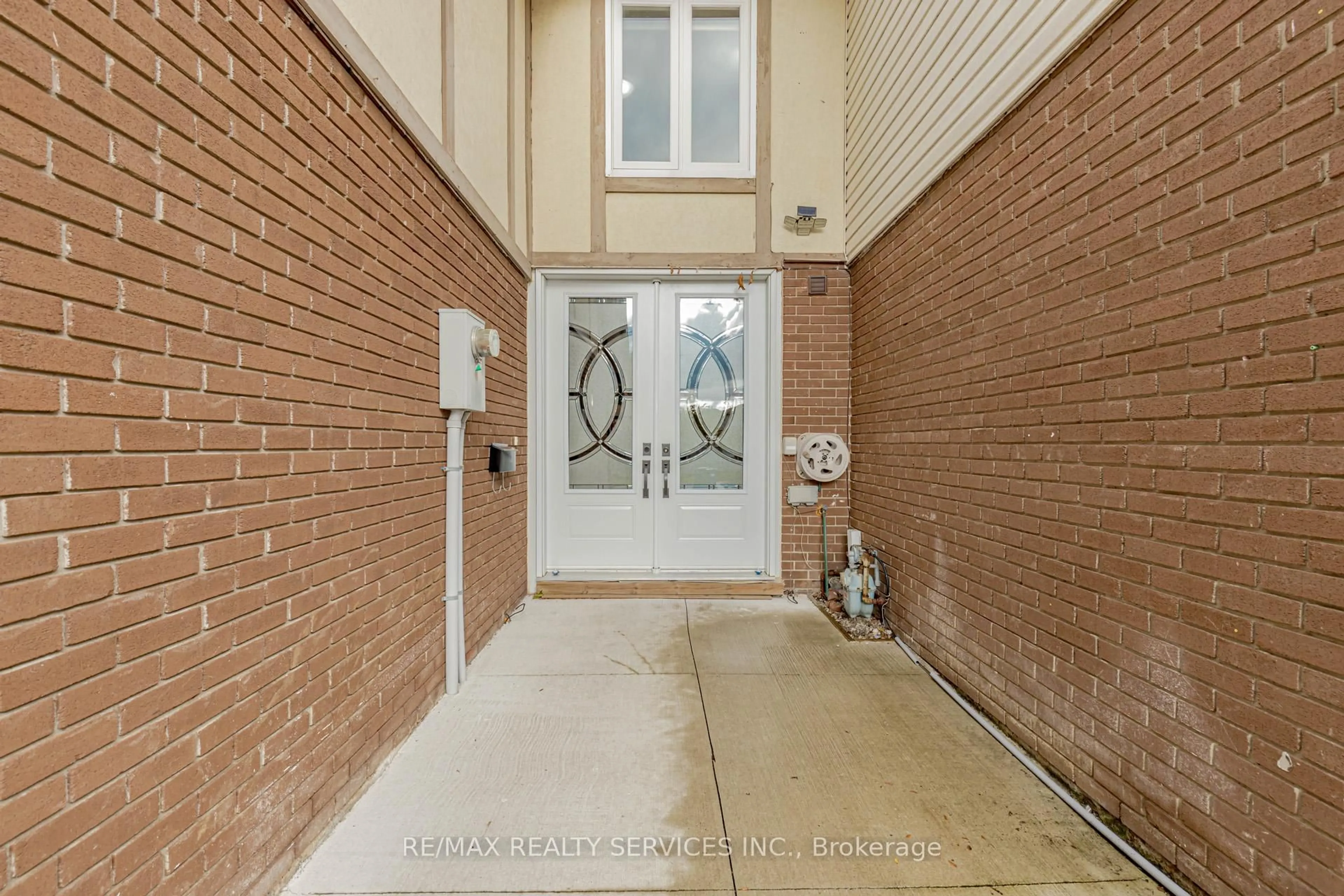 Indoor entryway for 3 Kingswood Dr, Brampton Ontario L6V 2X5