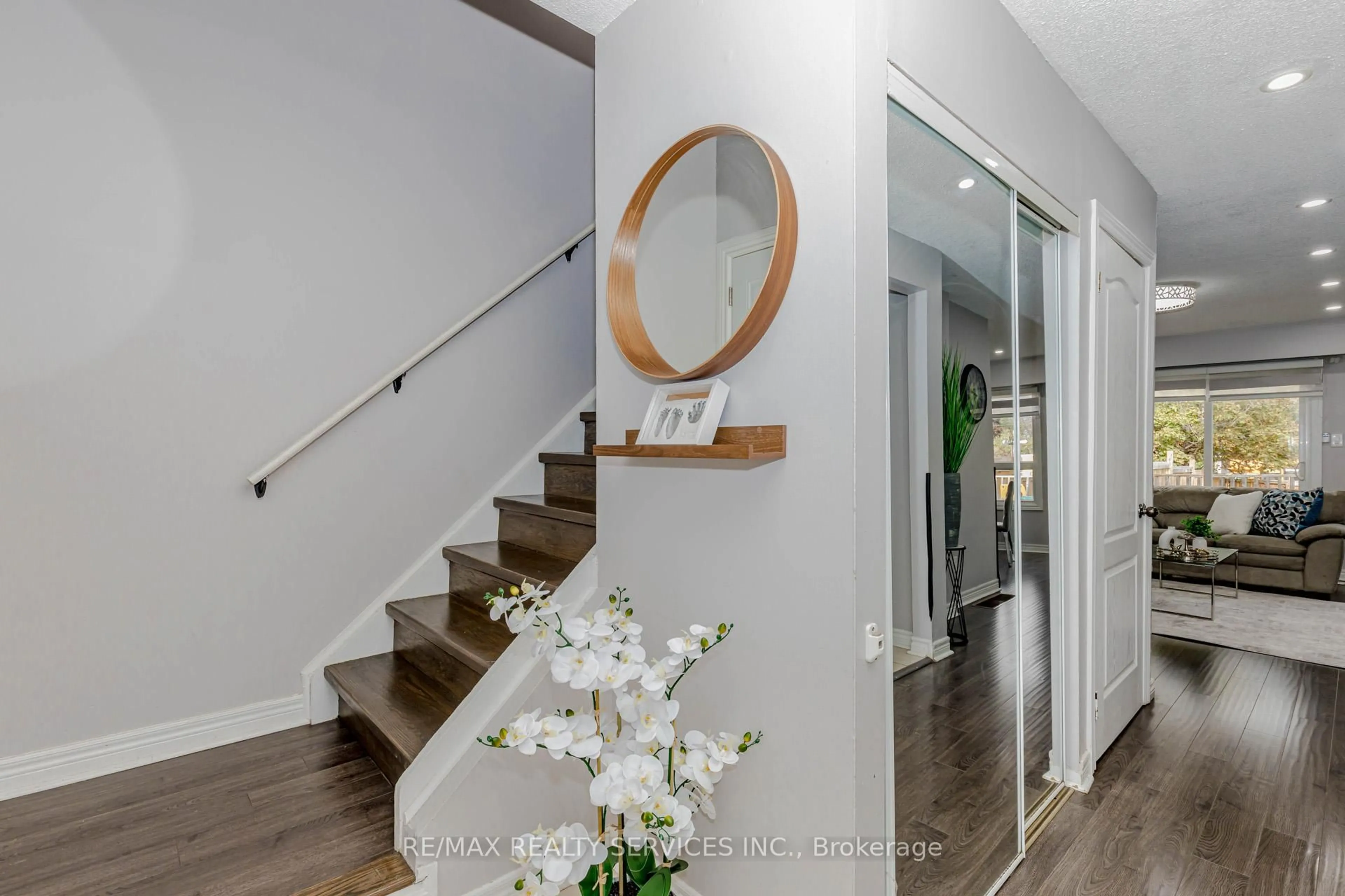 Indoor entryway for 3 Kingswood Dr, Brampton Ontario L6V 2X5