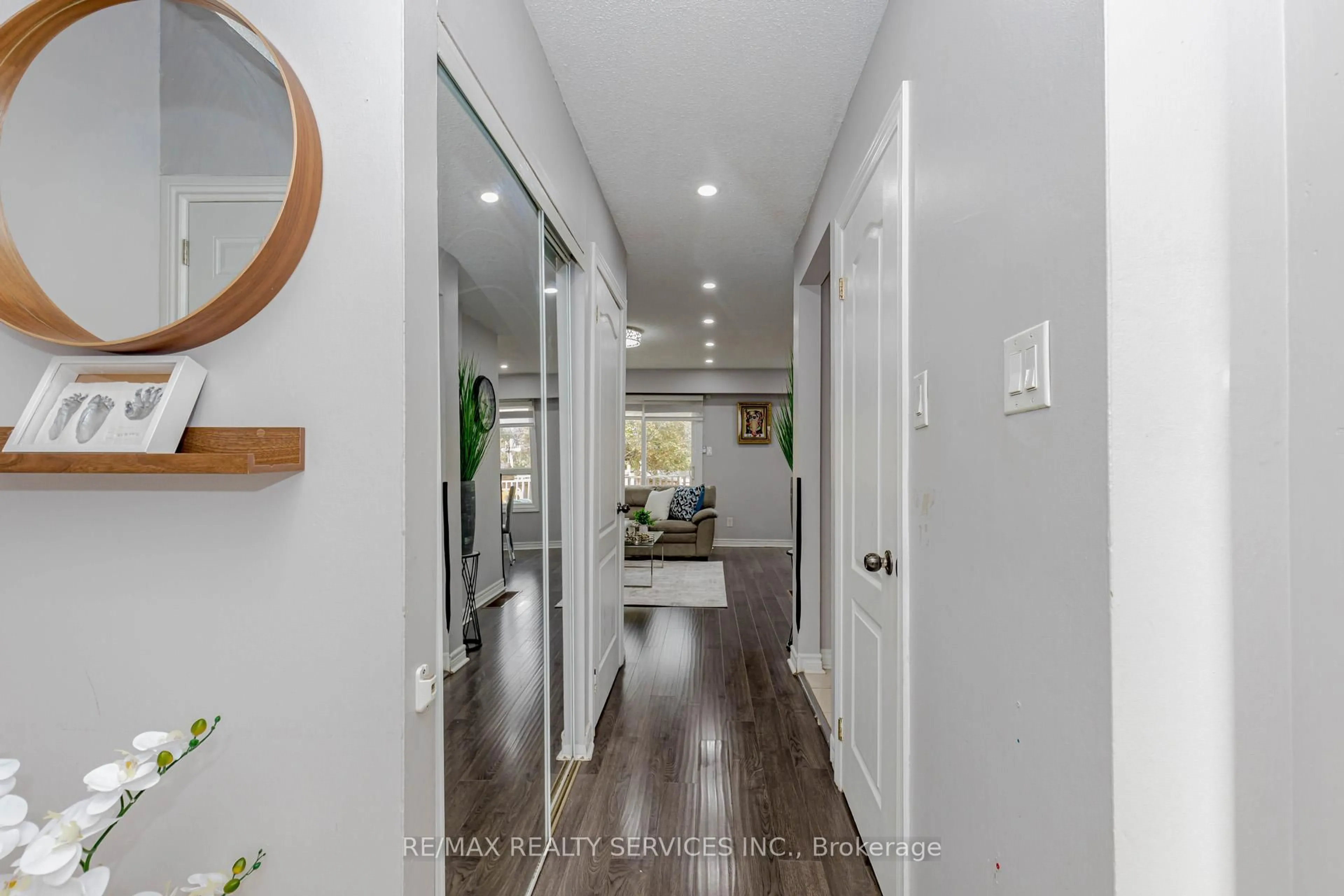 Indoor entryway for 3 Kingswood Dr, Brampton Ontario L6V 2X5