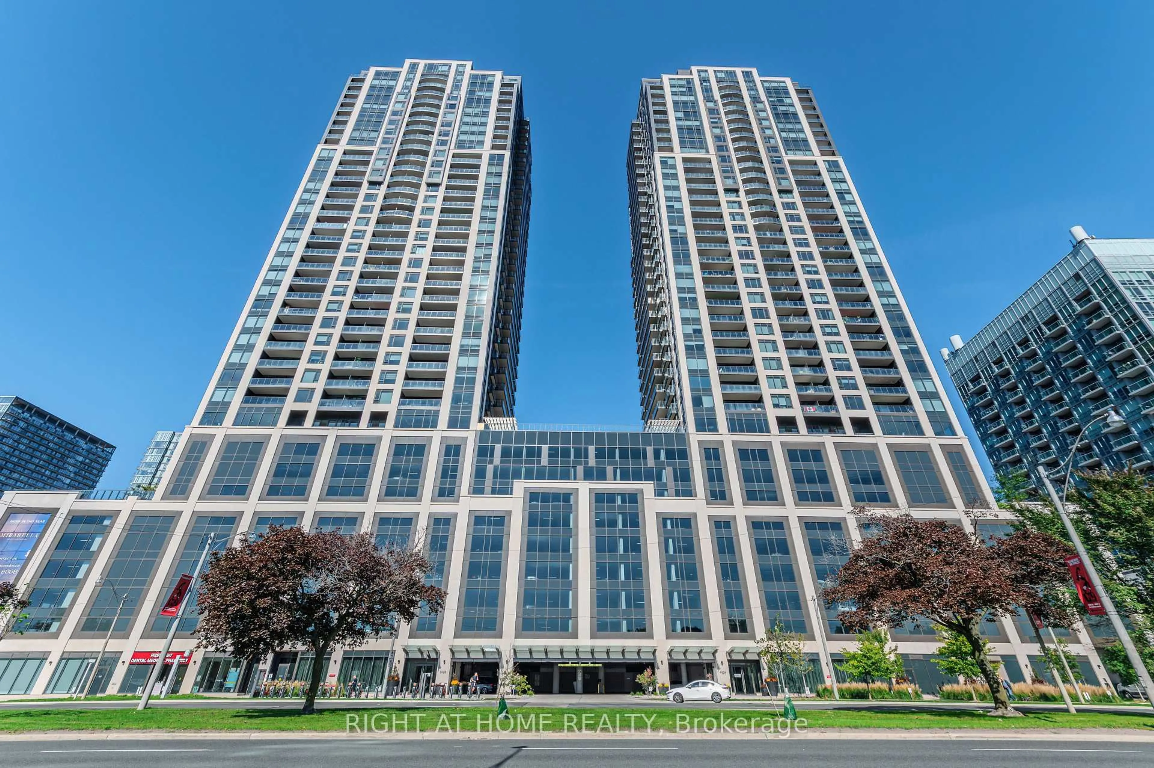 Indoor foyer for 1926 Lake Shore Blvd #1806, Toronto Ontario M6S 0B1